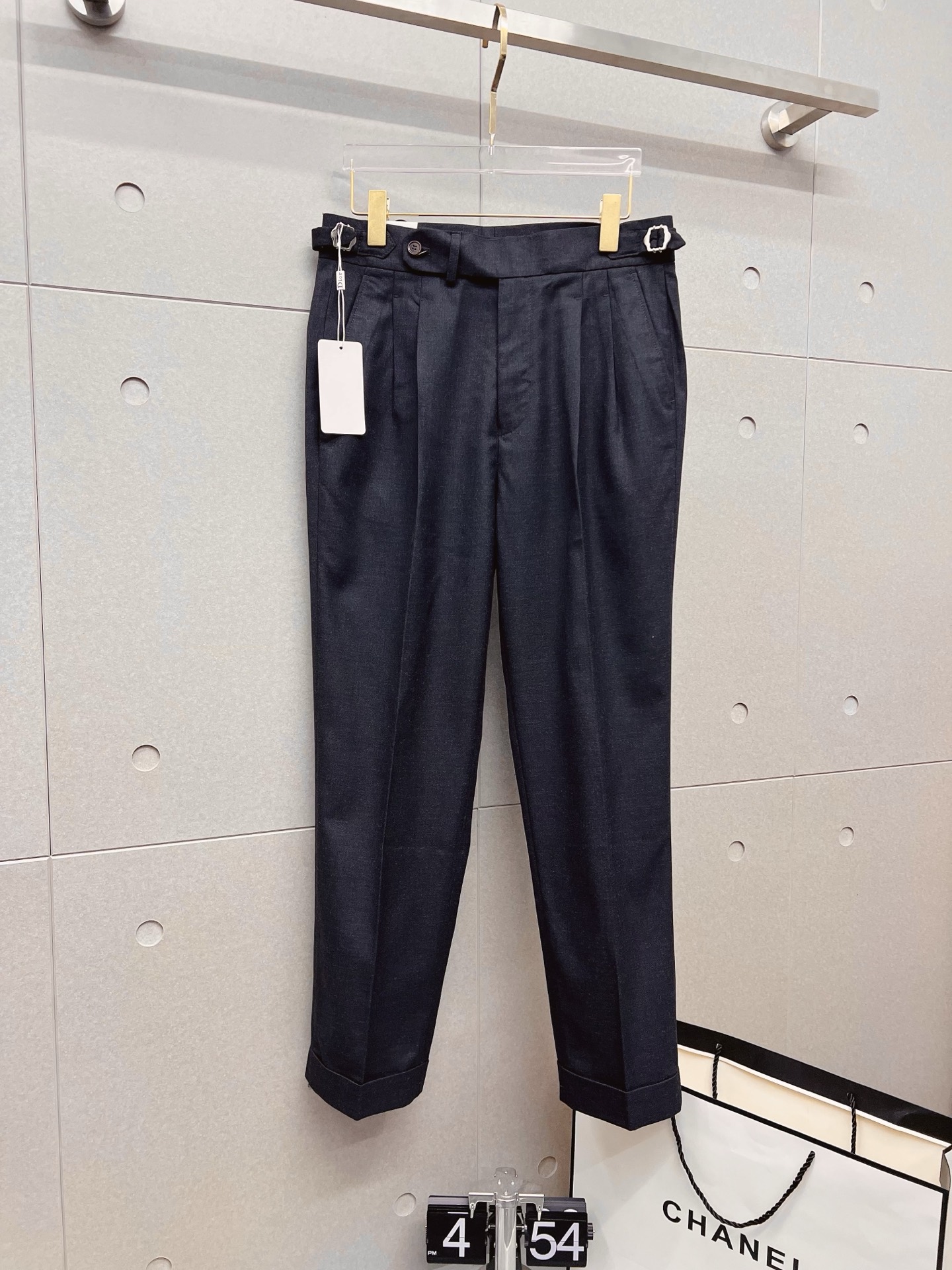 NO:537402,Dior casual pants trousers SS fall and winter new styles, high-end custom pants special fabrics, custom original hardware, heavy industry technology, fine line, custom fabric, soft and comfortable, significant texture, exquisite accessories, excellent upper body effect, complete three standards, standard sizes 29-36, no 35,,dior,dior,alexander wang19860909Dior 迪奥 休闲裤 西裤SS秋冬新款 高级定制裤子专用面料 定制原版五金 重工工艺打造 车工走线精细 定制面料 柔软舒适 质感显著 辅料精美 上身效果超赞 三标齐全 标准尺码29-36,无35,,dior,dior,alexander wang,Men's clothing