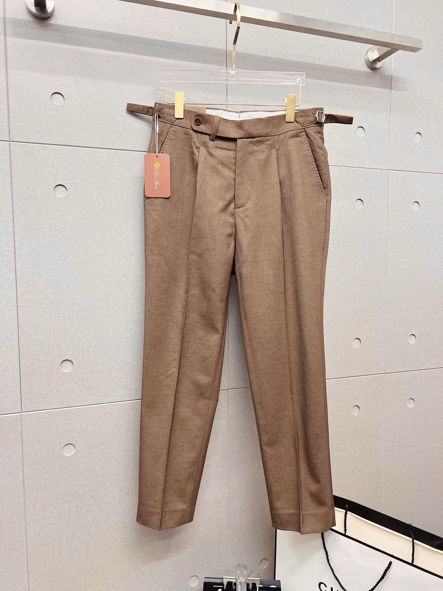 NO:537404,LP casual pants, trousers, SS, autumn and winter new style, high-end custom pants special fabric, customized original hardware, heavy industry technology, fine line, custom fabric, soft and comfortable, significant texture, exquisite auxiliary materials, excellent upper body effect, complete three standards, standard sizes 29-36, no 35,,loro piano,alexander wang19860909LP 休闲裤 西裤SS秋冬新款 高级定制裤子专用面料 定制原版五金 重工工艺打造 车工走线精细 定制面料 柔软舒适 质感显著 辅料精美 上身效果超赞 三标齐全 标准尺码29-36,无35,,loro piana,alexander wang,Men's clothing