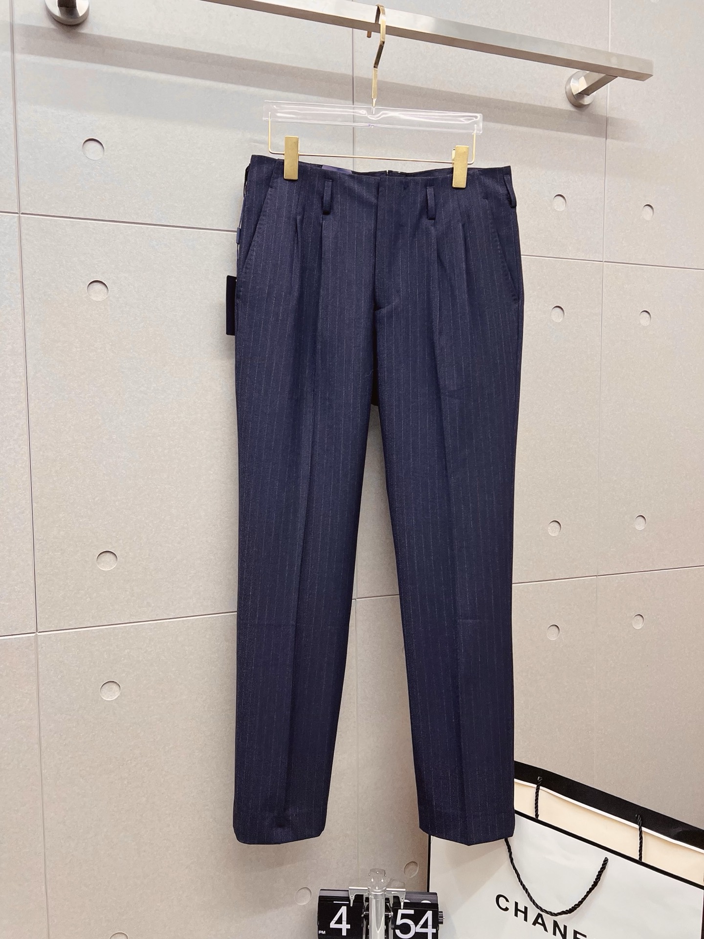 NO:537406,PRADA casual pants trousers SS autumn and winter new styles High-end custom pants special fabrics Customized original hardware Heavy industry technology creation Fine wiring Customized fabric Soft and comfortable Texture Remarkable auxiliary materials Exquisite upper body effect Excellent three standards Standard sizes 29-36, No 35, Prada, Prada, alexander wang19860909PRADA 普拉达 休闲裤 西裤SS秋冬新款 高级定制裤子专用面料 定制原版五金 重工工艺打造 车工走线精细 定制面料 柔软舒适 质感显著 辅料精美 上身效果超赞 三标齐全 标准尺码29-36,无35,,prada,prada,alexander wang,Men's clothing