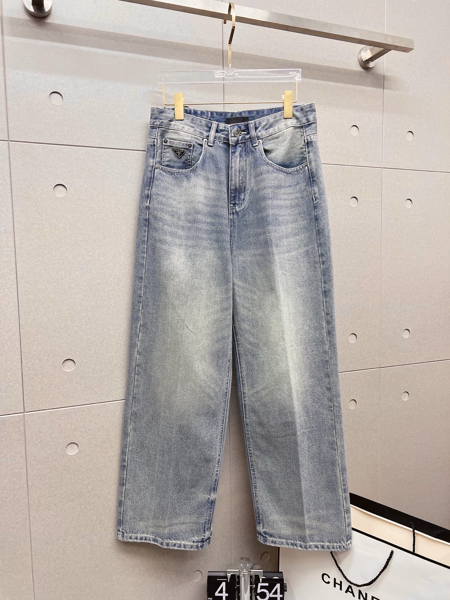 NO:537408,PRADA casual jeans SS autumn and winter new styles, high-end custom pants special fabrics, custom original hardware, heavy industry technology, fine line, custom fabric, soft and comfortable, significant texture, exquisite accessories, excellent upper body effect, complete three standards, standard size M--3XL,,prada,prada,jeans,alexander wang19860909PRADA 普拉达 休闲牛仔裤 SS秋冬新款 高级定制裤子专用面料 定制原版五金 重工工艺打造 车工走线精细 定制面料 柔软舒适 质感显著 辅料精美 上身效果超赞 三标齐全 标准尺码M--3XL,,prada,prada,jeans,alexander wang,Men's clothing