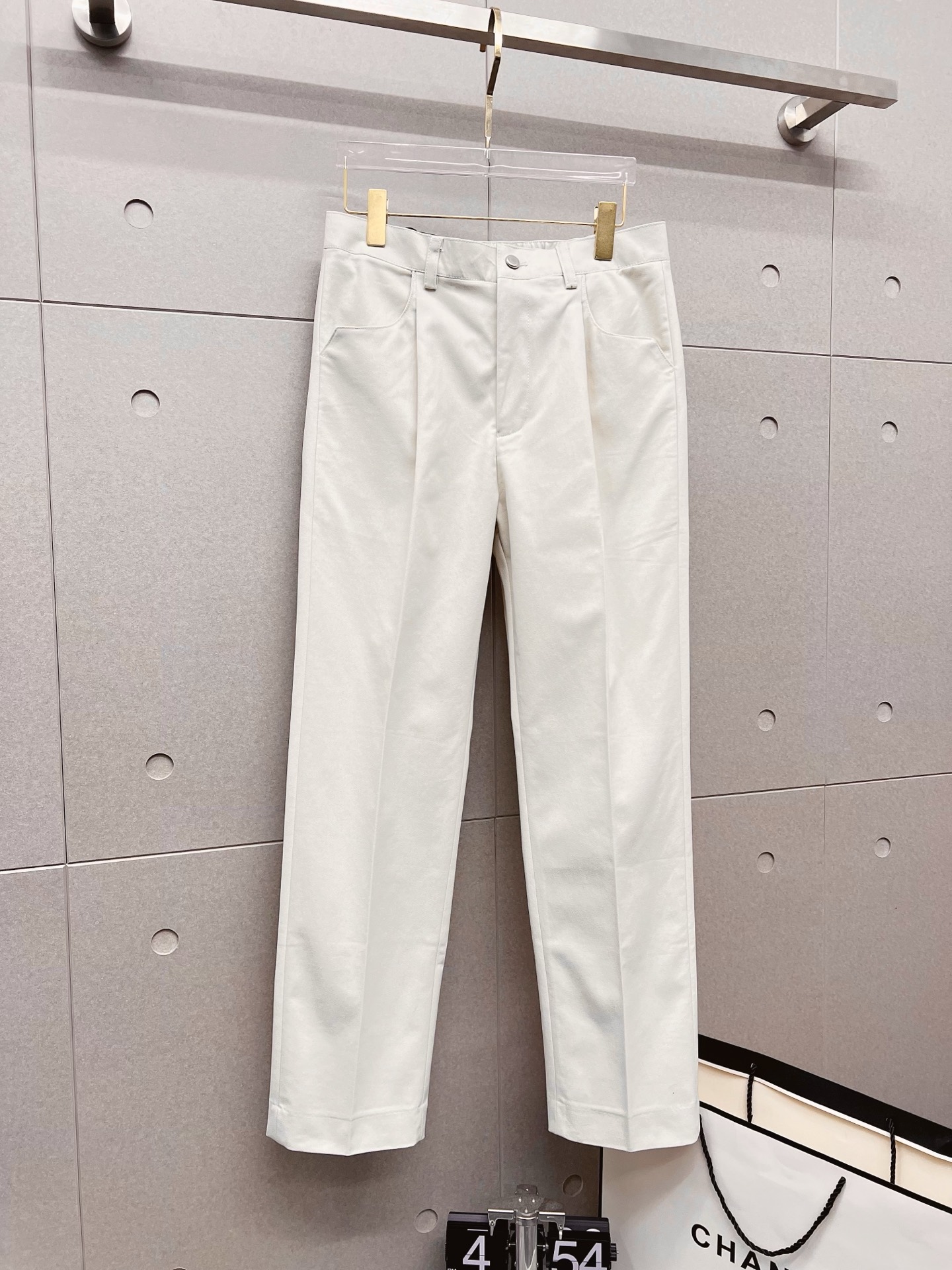 NO:537410,FENDI casual pants trousers SS autumn and winter new styles High-end custom pants special fabrics Customized original hardware Heavy industry technology creation Fine wires Customized fabrics Soft and comfortable Texture Remarkable auxiliary materials Exquisite upper body effect Excellent three standards Standard size M---3XL,,fendi,fendi,alexander wang19860909FENDI 芬迪 休闲裤 西裤SS秋冬新款 高级定制裤子专用面料 定制原版五金 重工工艺打造 车工走线精细 定制面料 柔软舒适 质感显著 辅料精美 上身效果超赞 三标齐全 标准尺码M---3XL,,fendi,fendi,alexander wang,Men's clothing