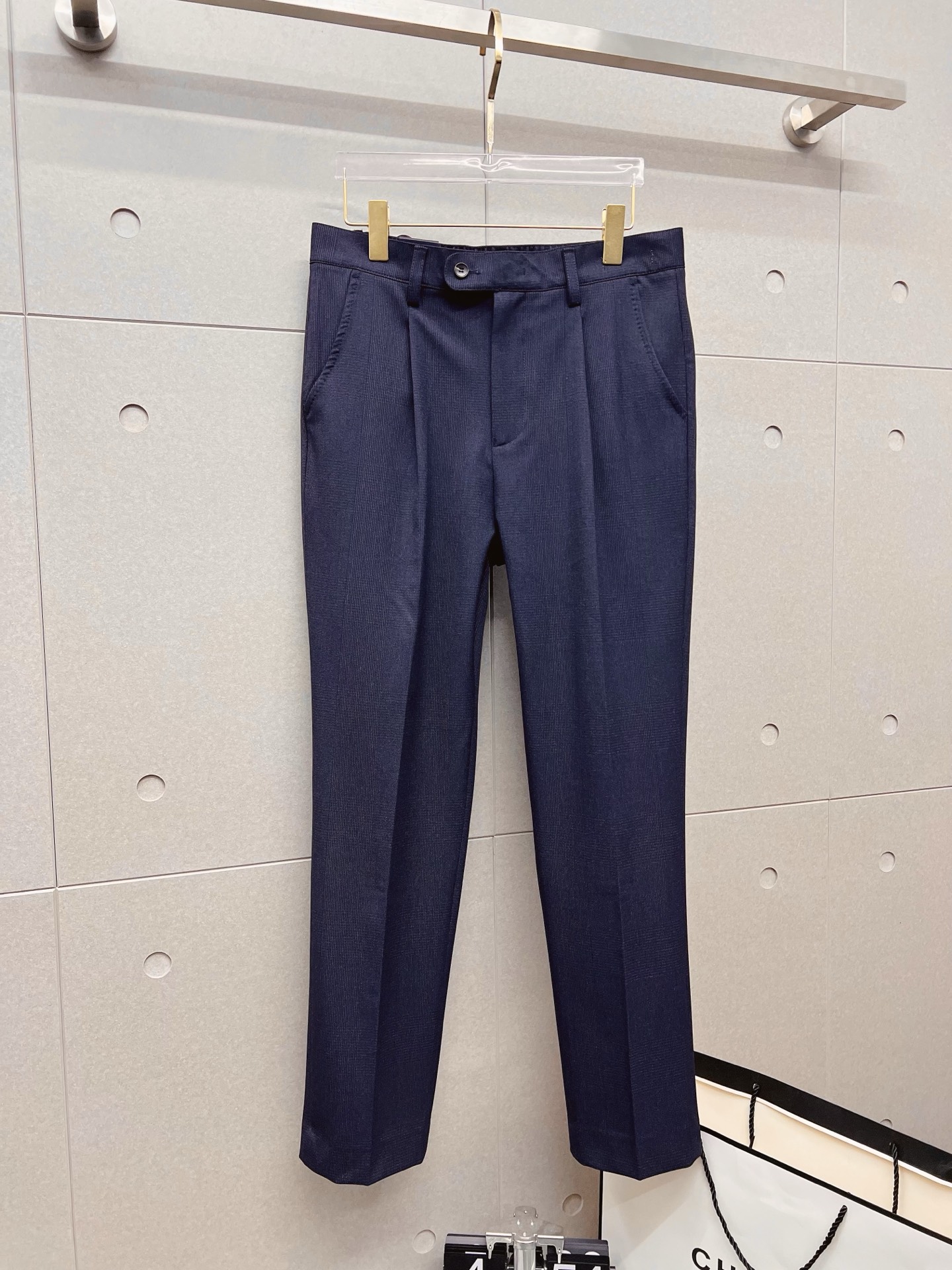 NO:537412,LV casual pants, trousers SS new autumn and winter style, high-end custom pants special fabric, custom original hardware, heavy industry technology, fine line, custom fabric, soft and comfortable, significant texture, exquisite auxiliary materials, excellent upper body effect, complete three standards, standard size M---3XL,,louis vuitton,alexander wang19860909LV 休闲裤 西裤SS秋冬新款 高级定制裤子专用面料 定制原版五金 重工工艺打造 车工走线精细 定制面料 柔软舒适 质感显著 辅料精美 上身效果超赞 三标齐全 标准尺码M---3XL,,louis vuitton,alexander wang,Men's clothing