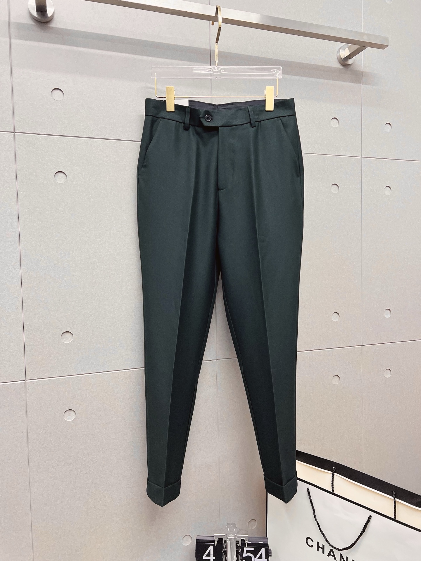 NO:537414,Dior casual pants trousers SS fall and winter new styles, high-end custom pants special fabrics, custom original hardware, heavy industry technology, fine line, custom fabric, soft and comfortable, significant texture, exquisite accessories, excellent upper body effect, complete three standards, standard sizes 29-36, no 35,,dior,dior,alexander wang19860909Dior 迪奥 休闲裤 西裤SS秋冬新款 高级定制裤子专用面料 定制原版五金 重工工艺打造 车工走线精细 定制面料 柔软舒适 质感显著 辅料精美 上身效果超赞 三标齐全 标准尺码29-36,无35,,dior,dior,alexander wang,Men's clothing