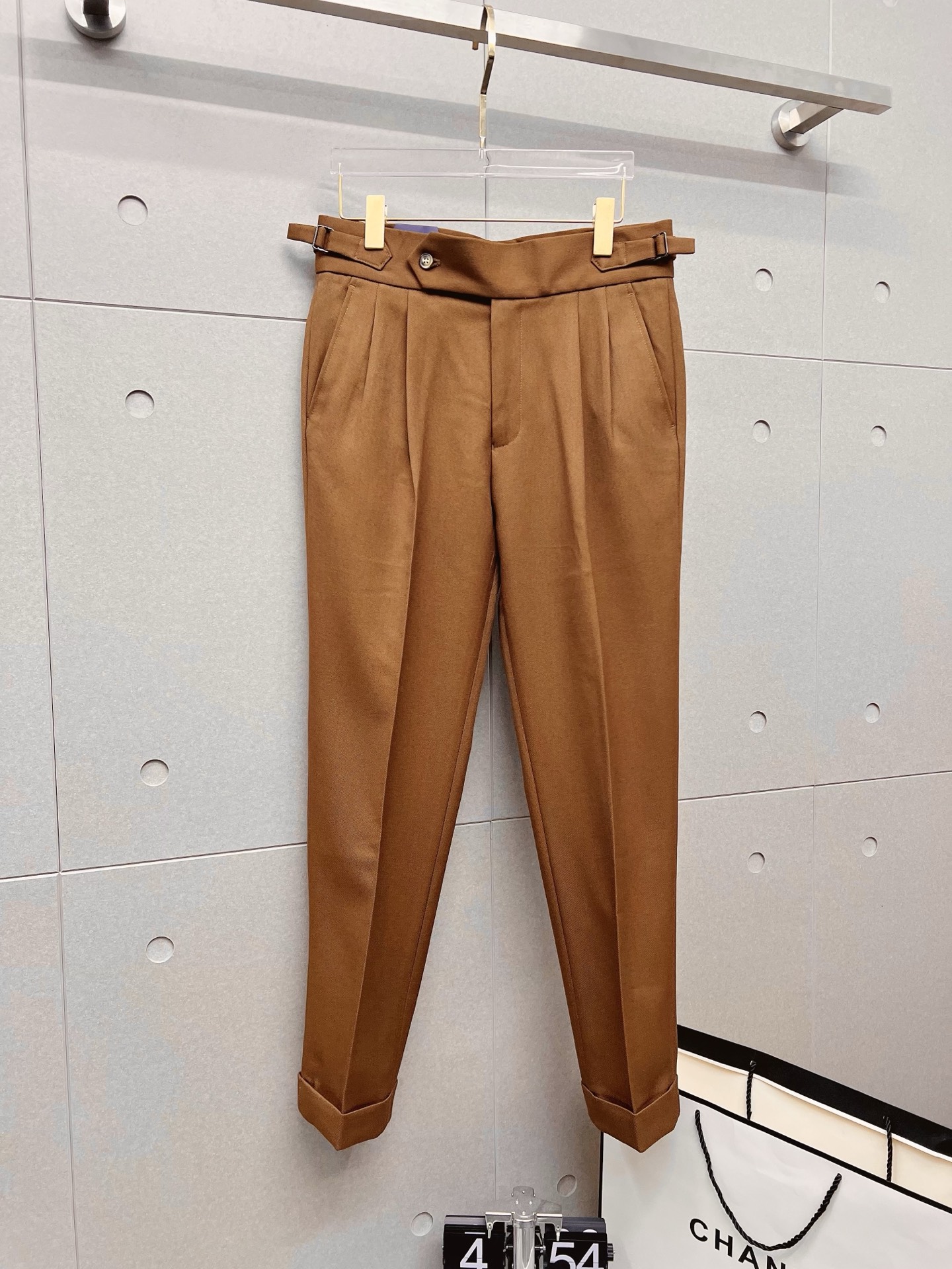 NO:537397,LV casual pants, trousers SS new autumn and winter style, high-end custom pants special fabric, custom original hardware, heavy industry technology, fine line, custom fabric, soft and comfortable, significant texture, exquisite auxiliary materials, excellent upper body effect, complete three standards, standard sizes 29-36, no 35,,louis vuitton,alexander wang19860909LV 休闲裤 西裤SS秋冬新款 高级定制裤子专用面料 定制原版五金 重工工艺打造 车工走线精细 定制面料 柔软舒适 质感显著 辅料精美 上身效果超赞 三标齐全 标准尺码29-36,无35,,louis vuitton,alexander wang,Men's clothing