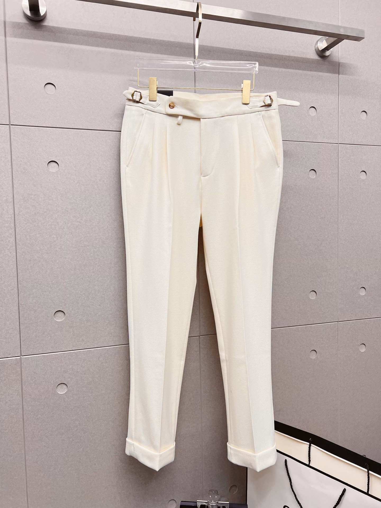 NO:537399,DG casual pants, trousers SS new autumn and winter style, high-end custom pants special fabric, custom original hardware, heavy industry technology, fine line, custom fabric, soft and comfortable, significant texture, exquisite auxiliary materials, excellent upper body effect, complete three standards, standard sizes 29-36, no 35,,alexander wang19860909DG 休闲裤 西裤SS秋冬新款 高级定制裤子专用面料 定制原版五金 重工工艺打造 车工走线精细 定制面料 柔软舒适 质感显著 辅料精美 上身效果超赞 三标齐全 标准尺码29-36,无35,,alexander wang,Men's clothing