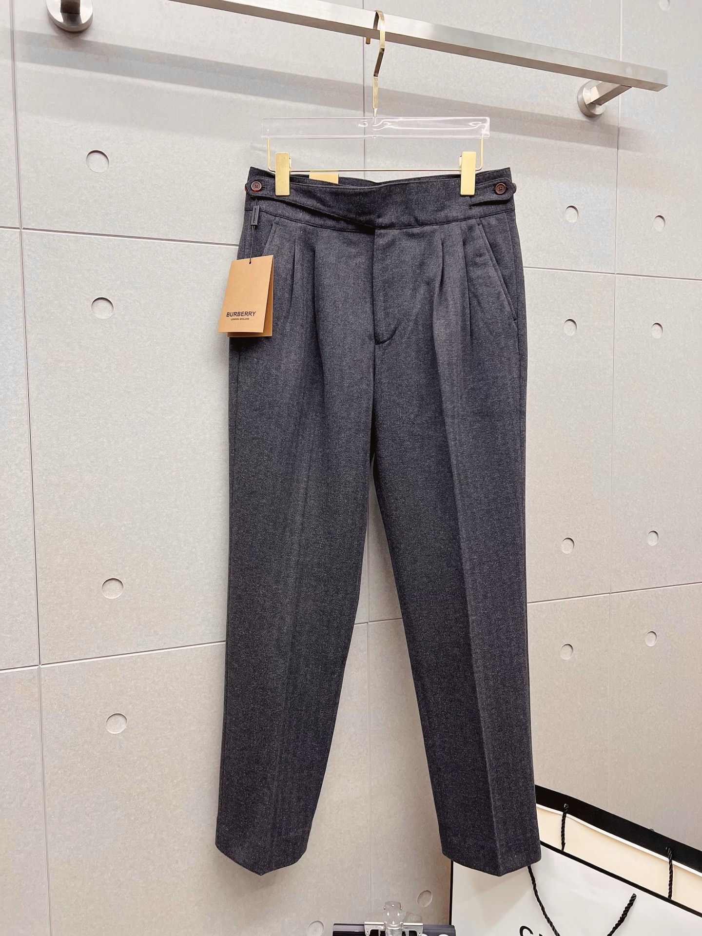 NO:537401,Burberry casual pants trousers SS fall and winter new styles, high-end custom pants special fabrics, custom original hardware, heavy industry technology, fine line, custom fabric, soft and comfortable, significant texture, exquisite accessories, excellent upper body effect, complete three standards, standard sizes 29-36, no 35,,burberry,burberry,alexander wang19860909Burberry 巴宝莉 休闲裤 西裤SS秋冬新款 高级定制裤子专用面料 定制原版五金 重工工艺打造 车工走线精细 定制面料 柔软舒适 质感显著 辅料精美 上身效果超赞 三标齐全 标准尺码29-36,无35,,burberry,burberry,alexander wang,Men's clothing