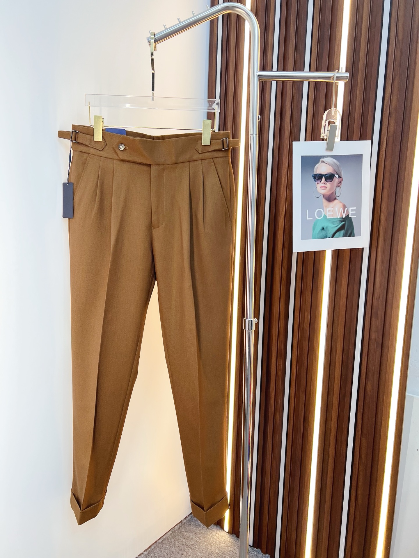 NO:608527,LV casual pants, trousers 2025SS autumn and winter new style, special fabric for advanced custom pants, customized original hardware, heavy craftsmanship, fine lathe wiring, customized fabric, soft and comfortable, significant texture, exquisite accessories, excellent upper body effect, complete three standards, standard size 29-36, no 35,, louis vuitton, alexander wang19860909LV 休闲裤 西裤2025SS秋冬新款 高级定制裤子专用面料 定制原版五金 重工工艺打造 车工走线精细 定制面料 柔软舒适 质感显著 辅料精美 上身效果超赞 三标齐全 标准尺码29-36,无35,,louis vuitton,alexander wang,Men's clothing