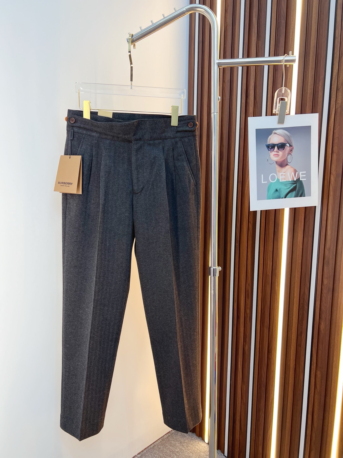 NO:608535,Burberry casual pants and trousers 2025SS autumn and winter new style, special fabric for advanced custom pants, customized original hardware, heavy craftsmanship, fine turning and routing, customized fabric, soft and comfortable, significant texture, exquisite accessories, excellent upper body effect, complete three standards, standard size 29-36, no 35,, burberry, burberry, alexander wang19860909Burberry 巴宝莉 休闲裤 西裤2025SS秋冬新款 高级定制裤子专用面料 定制原版五金 重工工艺打造 车工走线精细 定制面料 柔软舒适 质感显著 辅料精美 上身效果超赞 三标齐全 标准尺码29-36,无35,,burberry,burberry,alexander wang,Men's clothing