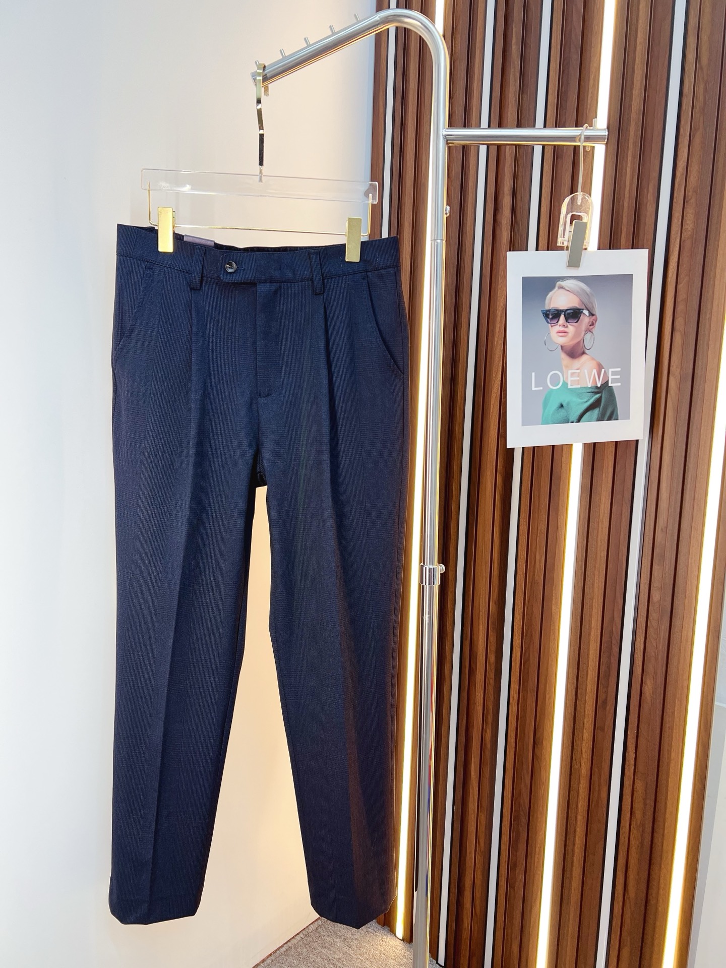 NO:608543,LV casual pants, trousers 2025SS autumn and winter new style, special fabric for advanced custom pants, customized original hardware, heavy craftsmanship, fine lathe wiring, customized fabric, soft and comfortable, significant texture, exquisite accessories, excellent upper body effect, complete three standards, standard size 29-36, no 35,, louis vuitton, alexander wang19860909LV 休闲裤 西裤2025SS秋冬新款 高级定制裤子专用面料 定制原版五金 重工工艺打造 车工走线精细 定制面料 柔软舒适 质感显著 辅料精美 上身效果超赞 三标齐全 标准尺码29-36,无35,,louis vuitton,alexander wang,Men's clothing