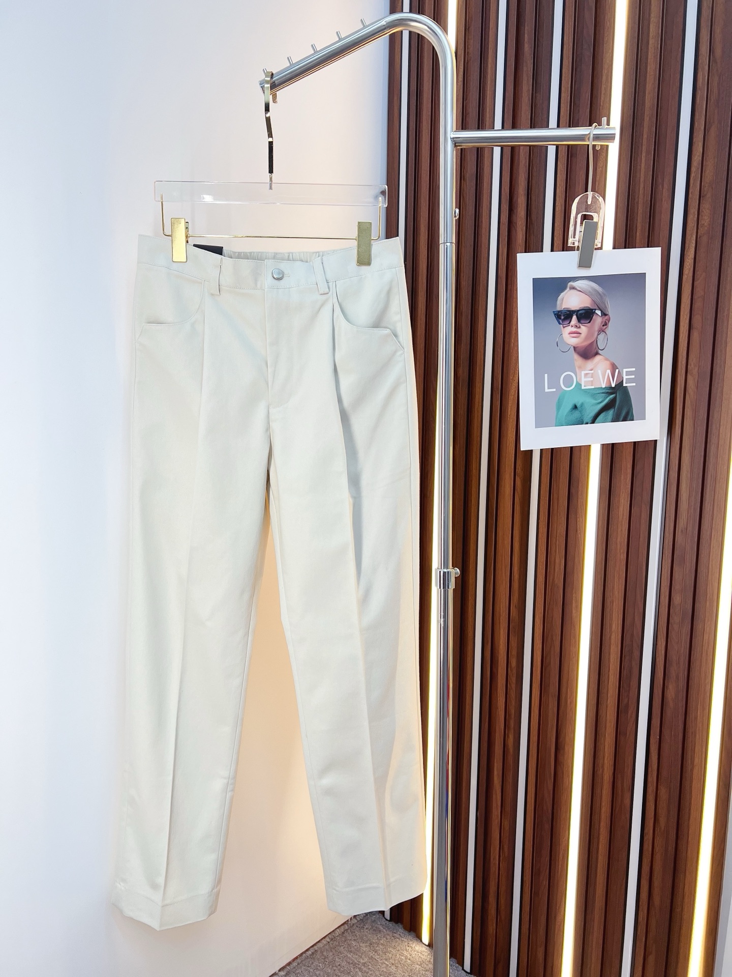 NO:608547,FENDI Fendi casual pants, trousers 2025SS autumn and winter new style, special fabric for advanced custom pants, customized original hardware, heavy craftsmanship, fine turning and routing, customized fabric, soft and comfortable, significant texture, exquisite accessories, great upper body effect, complete three standards, standard size 29-36, no 35,,fendi,fendi,alexander wang19860909FENDI 芬迪 休闲裤 西裤2025SS秋冬新款 高级定制裤子专用面料 定制原版五金 重工工艺打造 车工走线精细 定制面料 柔软舒适 质感显著 辅料精美 上身效果超赞 三标齐全 标准尺码29-36,无35,,fendi,fendi,alexander wang,Men's clothing