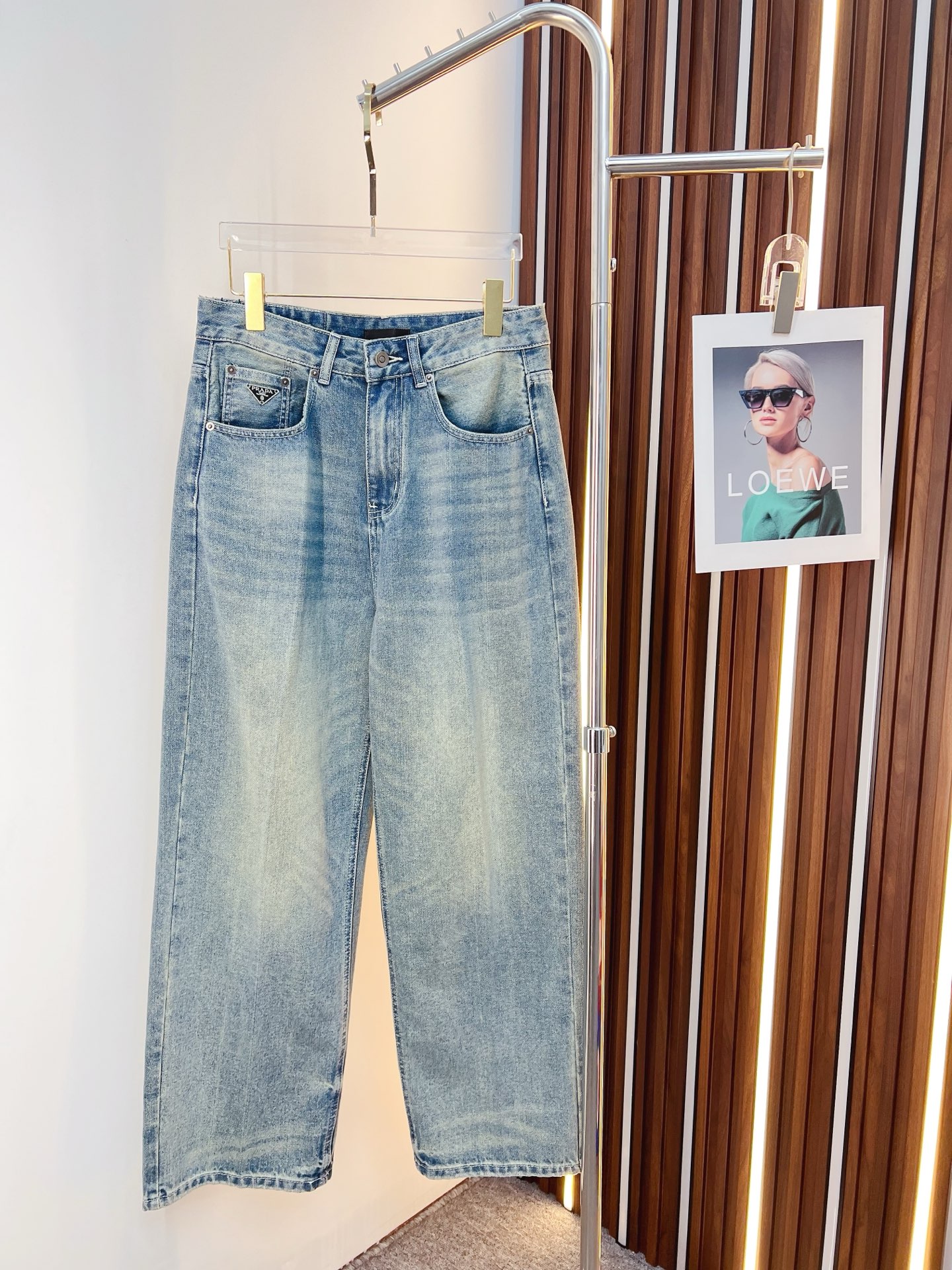 NO:608537,PRADA Casual Jeans 2025SS Autumn and Winter New Style Special fabric for advanced custom trousers Customized original hardware Made with heavy craftsmanship Fine lathe wiring Customized fabric Soft and comfortable Remarkable texture Exquisite accessories Excellent upper body effect Complete with three standards Standard sizes 29-36, no 35,, prada, prada, jeans, alexander wang19860909PRADA 普拉达 休闲牛仔裤2025SS秋冬新款 高级定制裤子专用面料 定制原版五金 重工工艺打造 车工走线精细 定制面料 柔软舒适 质感显著 辅料精美 上身效果超赞 三标齐全 标准尺码29-36,无35,,prada,prada,jeans,alexander wang,Men's clothing