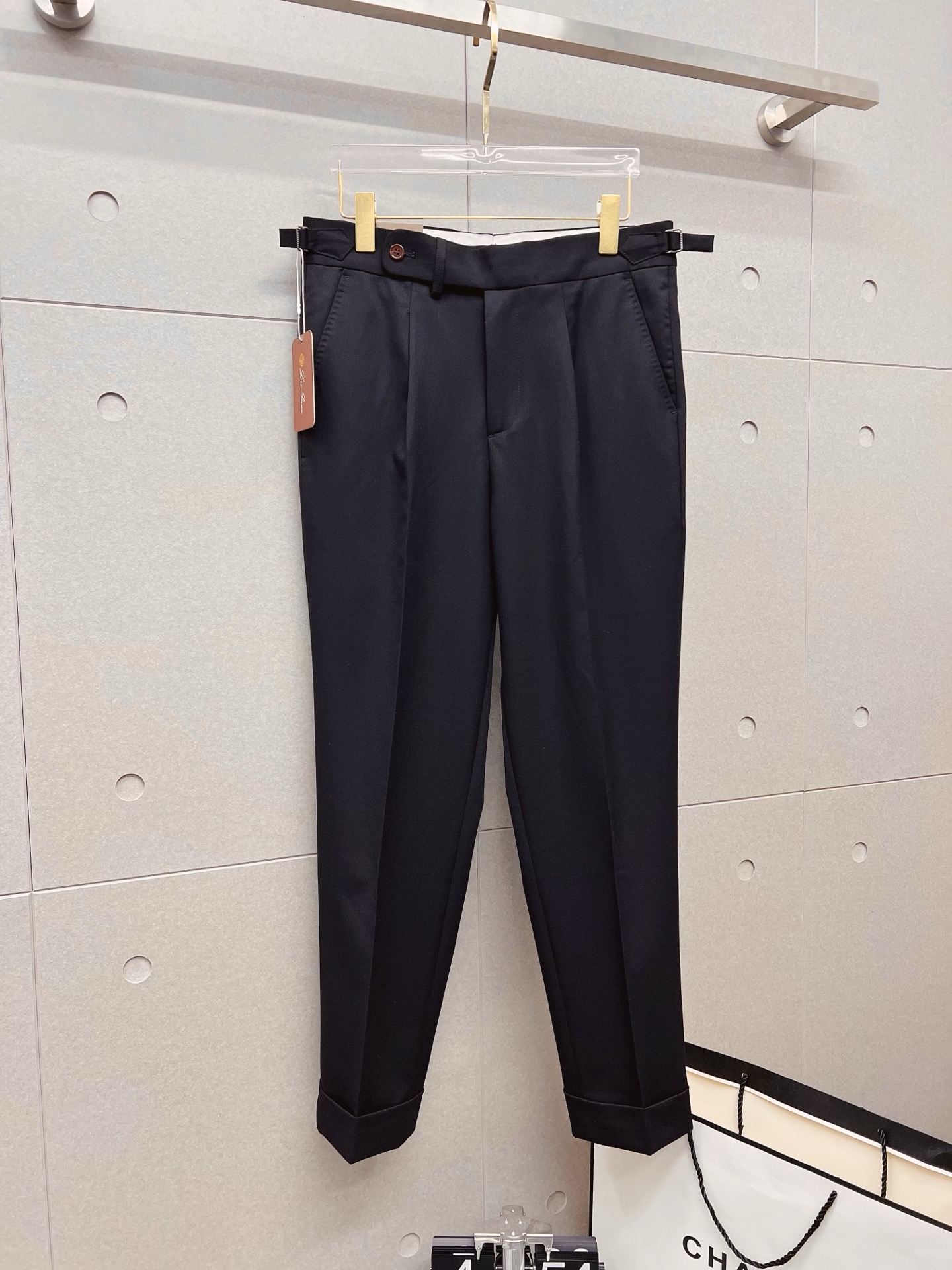 NO:537403,LP casual pants, trousers, SS, autumn and winter new style, high-end custom pants special fabric, customized original hardware, heavy industry technology, fine line, custom fabric, soft and comfortable, significant texture, exquisite auxiliary materials, excellent upper body effect, complete three standards, standard sizes 29-36, no 35,,loro piano,alexander wang19860909LP 休闲裤 西裤SS秋冬新款 高级定制裤子专用面料 定制原版五金 重工工艺打造 车工走线精细 定制面料 柔软舒适 质感显著 辅料精美 上身效果超赞 三标齐全 标准尺码29-36,无35,,loro piana,alexander wang,Men's clothing