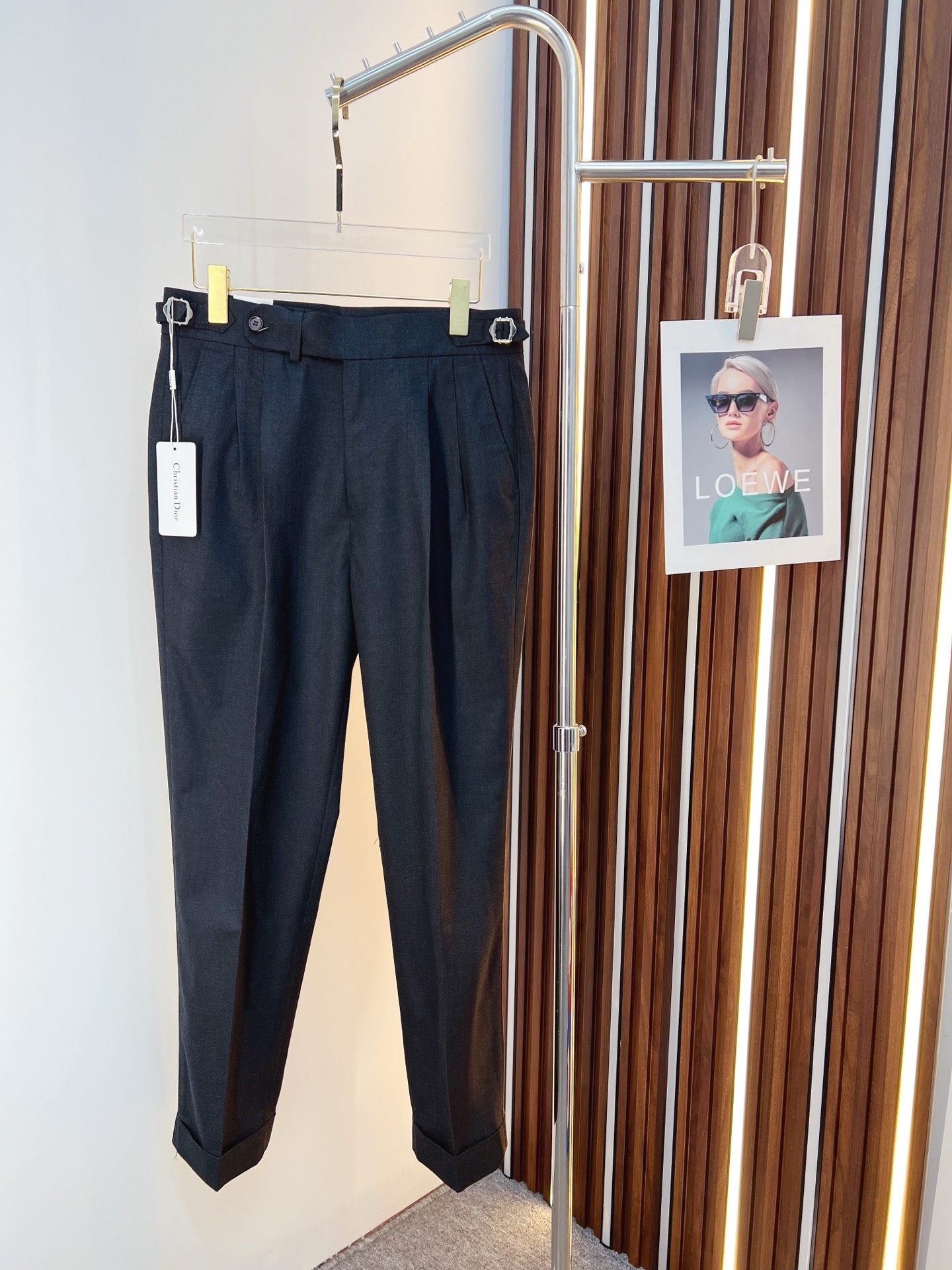 NO:608520,Dior Dior casual pants and trousers 2025SS autumn and winter new style, special fabric for advanced custom pants, customized original hardware, heavy craftsmanship, fine turning and wiring, customized fabric, soft and comfortable, significant texture, exquisite accessories, great upper body effect, complete three standards, standard size 29-36, no 35,, dior, dior, alexander wang19860909Dior 迪奥 休闲裤 西裤2025SS秋冬新款 高级定制裤子专用面料 定制原版五金 重工工艺打造 车工走线精细 定制面料 柔软舒适 质感显著 辅料精美 上身效果超赞 三标齐全 标准尺码29-36,无35,,dior,dior,alexander wang,Men's clothing