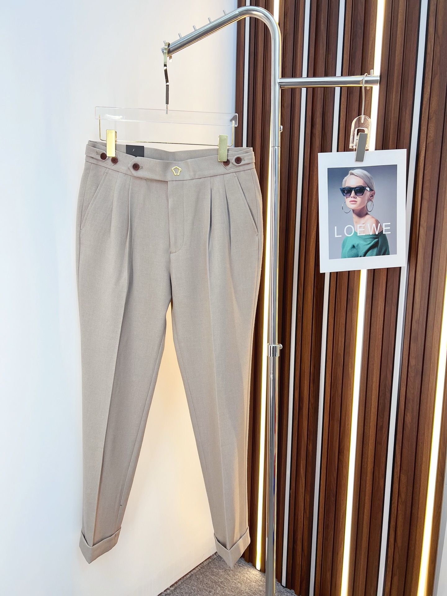 NO:608525,Versace casual pants, trousers 2025SS autumn and winter new style, special fabric for advanced custom pants, customized original hardware, heavy craftsmanship, fine turning and routing, customized fabric, soft and comfortable, significant texture, exquisite accessories, great upper body effect, complete three standards, standard size 29-36, no 35,,versace,alexander wang19860909范思哲 休闲裤 西裤2025SS秋冬新款 高级定制裤子专用面料 定制原版五金 重工工艺打造 车工走线精细 定制面料 柔软舒适 质感显著 辅料精美 上身效果超赞 三标齐全 标准尺码29-36,无35,,versace,alexander wang,Men's clothing