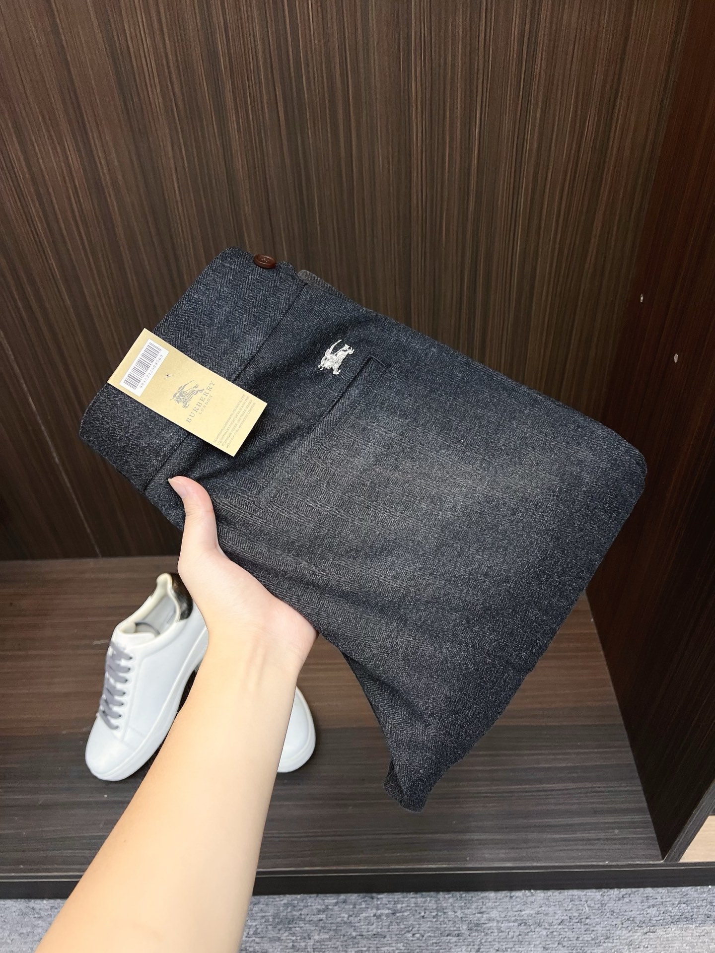 NO:623785,Burberry casual pants and trousers 2025SS autumn and winter new style, special fabric for advanced custom pants, customized original hardware, heavy craftsmanship, fine turning and routing, customized fabric, soft and comfortable, significant texture, exquisite accessories, excellent upper body effect, complete three standards, standard size 29-36, no 35,, burberry, burberry, alexander wang19860909Burberry 巴宝莉 休闲裤 西裤2025SS秋冬新款 高级定制裤子专用面料 定制原版五金 重工工艺打造 车工走线精细 定制面料 柔软舒适 质感显著 辅料精美 上身效果超赞 三标齐全 标准尺码29-36,无35,,burberry,burberry,alexander wang,Men's clothing