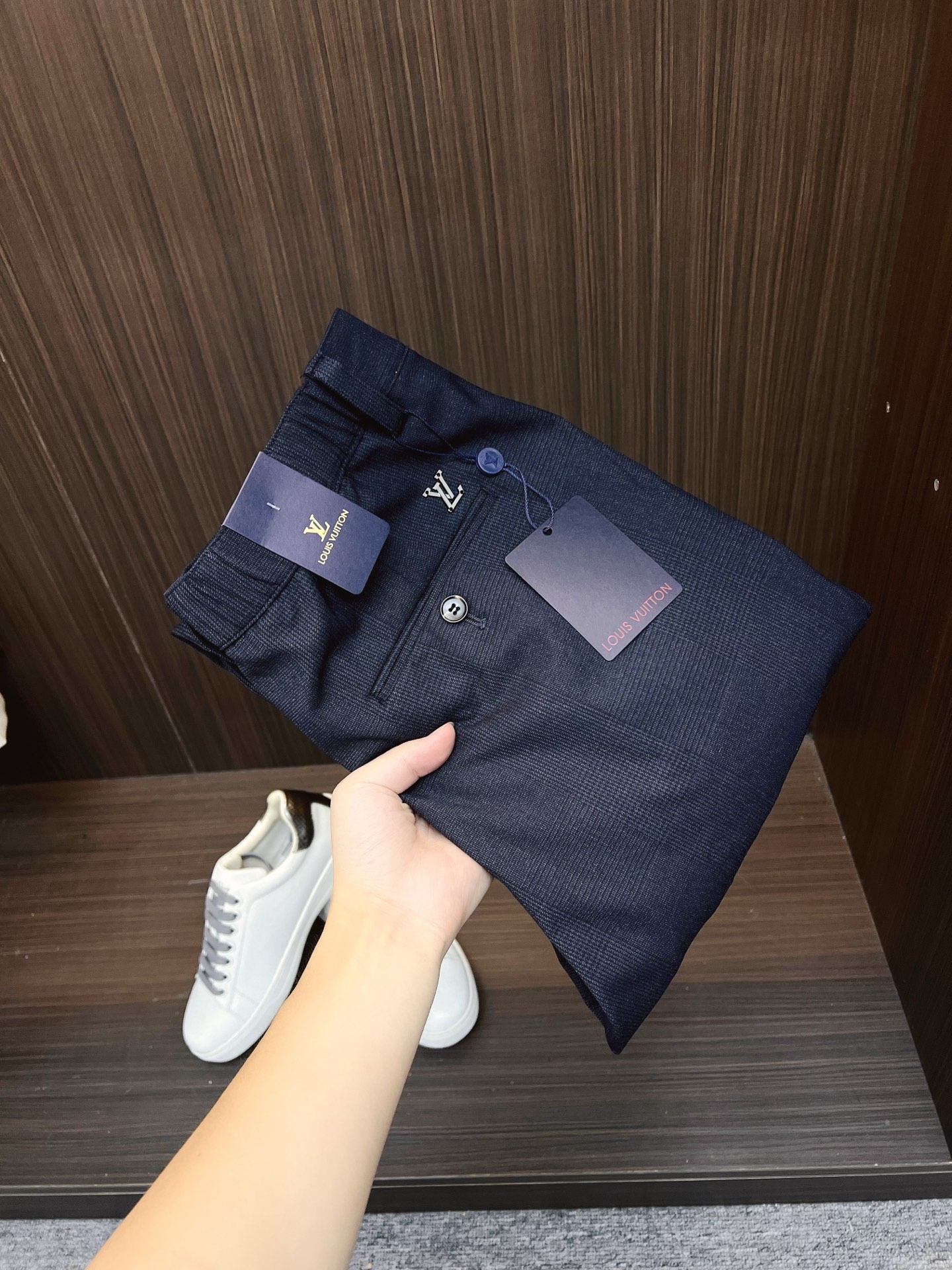 NO:623793,LV casual pants, trousers 2025SS autumn and winter new style, special fabric for advanced custom pants, customized original hardware, heavy craftsmanship, fine lathe wiring, customized fabric, soft and comfortable, significant texture, exquisite accessories, excellent upper body effect, complete three standards, standard size 29-36, no 35,, louis vuitton, alexander wang19860909LV 休闲裤 西裤2025SS秋冬新款 高级定制裤子专用面料 定制原版五金 重工工艺打造 车工走线精细 定制面料 柔软舒适 质感显著 辅料精美 上身效果超赞 三标齐全 标准尺码29-36,无35,,louis vuitton,alexander wang,Men's clothing