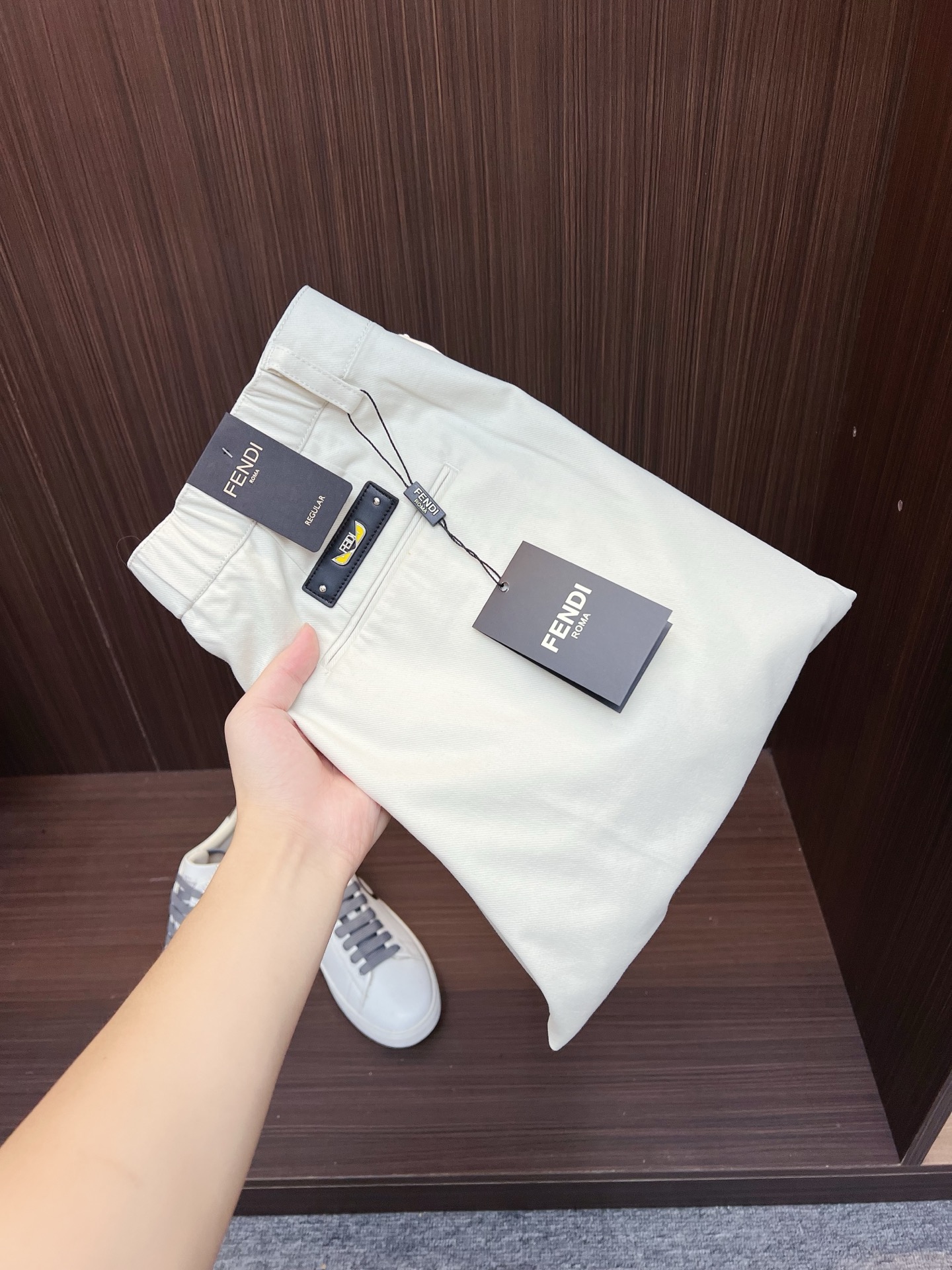 NO:623797,FENDI Fendi casual pants, trousers 2025SS autumn and winter new style, special fabric for advanced custom pants, customized original hardware, heavy craftsmanship, fine turning and routing, customized fabric, soft and comfortable, significant texture, exquisite accessories, great upper body effect, complete three standards, standard size 29-36, no 35,,fendi,fendi,alexander wang19860909FENDI 芬迪 休闲裤 西裤2025SS秋冬新款 高级定制裤子专用面料 定制原版五金 重工工艺打造 车工走线精细 定制面料 柔软舒适 质感显著 辅料精美 上身效果超赞 三标齐全 标准尺码29-36,无35,,fendi,fendi,alexander wang,Men's clothing