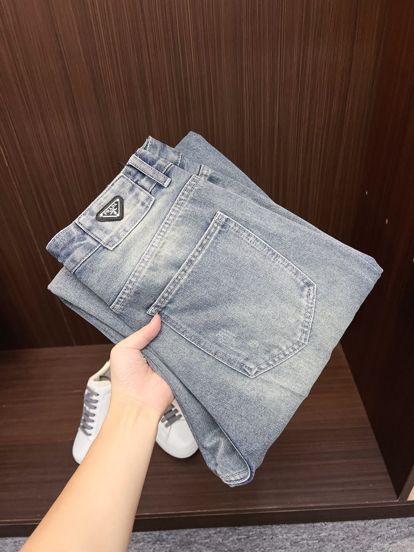 NO:623801,PRADA Jeans 2025SS Autumn and Winter New Style Special fabric for advanced custom trousers Customized original hardware Made with heavy craftsmanship Fine lathe routing Customized fabric Soft and comfortable Remarkable texture Exquisite accessories Excellent upper body effect Complete with three standards Standard sizes 29-36, no 35, prada, prada, jeans, alexander wang19860909PRADA 普拉达 牛仔裤 2025SS秋冬新款 高级定制裤子专用面料 定制原版五金 重工工艺打造 车工走线精细 定制面料 柔软舒适 质感显著 辅料精美 上身效果超赞 三标齐全 标准尺码29-36,无35,,prada,prada,jeans,alexander wang,Men's clothing