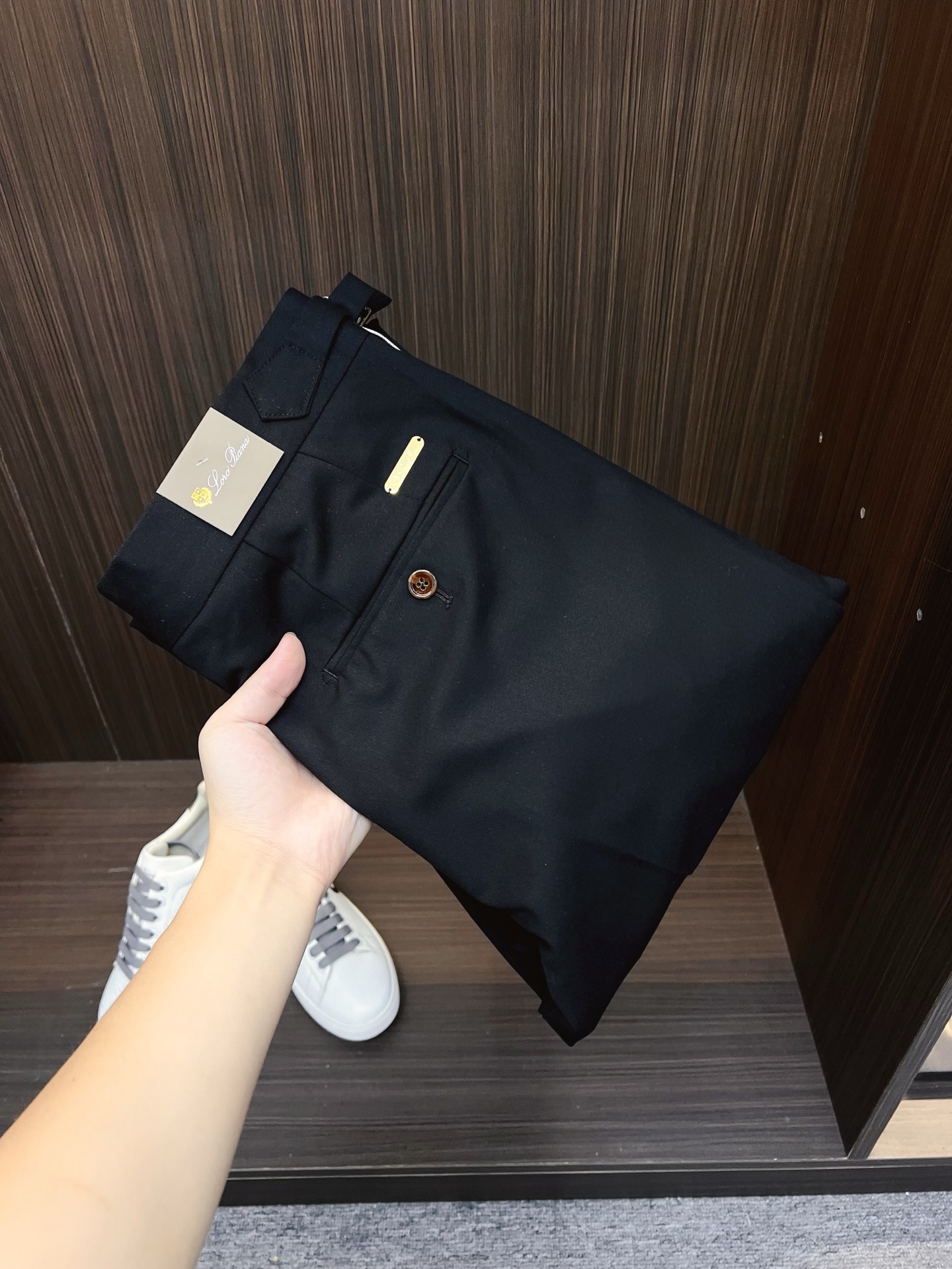 NO:623774,LP Casual Pants, Western Pants 2025SS Autumn and Winter New Style, Special Fabric for Advanced Customized Pants, Customized Original Hardware, Heavy Craftsmanship, Fine Turning, Customized Fabric, Soft and Comfortable, Remarkable Texture, Exquisite Accessories, Excellent Upper Body Effect, Complete Three Standards, Standard Sizes 29-36, No 35,,loro piana,alexander wang19860909LP 休闲裤 西裤2025SS秋冬新款 高级定制裤子专用面料 定制原版五金 重工工艺打造 车工走线精细 定制面料 柔软舒适 质感显著 辅料精美 上身效果超赞 三标齐全 标准尺码29-36,无35,,loro piana,alexander wang,Men's clothing