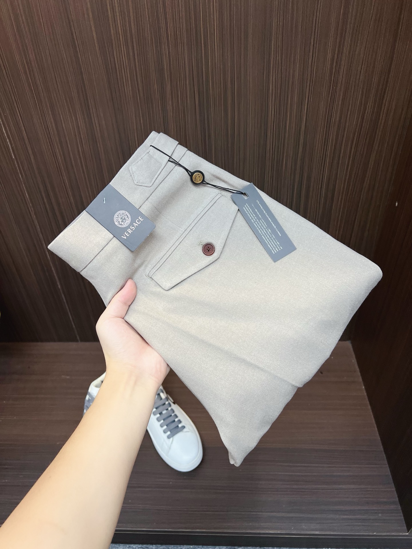 NO:623782,Versace casual pants, trousers 2025SS autumn and winter new style, special fabric for advanced custom pants, customized original hardware, heavy craftsmanship, fine turning and routing, customized fabric, soft and comfortable, significant texture, exquisite accessories, great upper body effect, complete three standards, standard size 29-36, no 35,,versace,alexander wang19860909范思哲 休闲裤 西裤2025SS秋冬新款 高级定制裤子专用面料 定制原版五金 重工工艺打造 车工走线精细 定制面料 柔软舒适 质感显著 辅料精美 上身效果超赞 三标齐全 标准尺码29-36,无35,,versace,alexander wang,Men's clothing