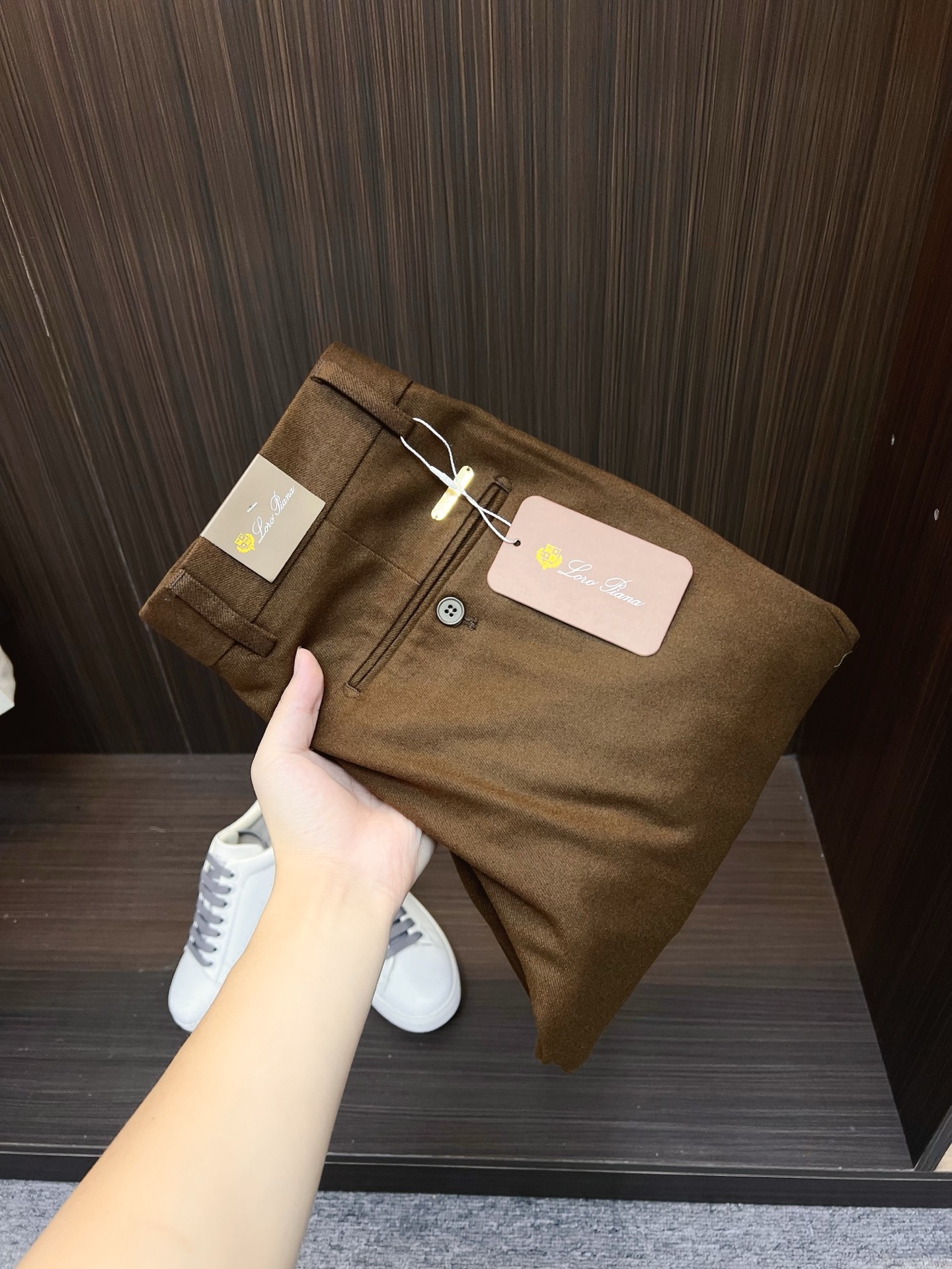 NO:623790,LP Casual Pants, Western Pants 2025SS Autumn and Winter New Style, Special Fabric for Advanced Customized Pants, Customized Original Hardware, Heavy Craftsmanship, Fine Turning, Customized Fabric, Soft and Comfortable, Remarkable Texture, Exquisite Accessories, Excellent Upper Body Effect, Complete Three Standards, Standard Sizes 29-36, No 35,,loro piana,alexander wang19860909LP 休闲裤 西裤2025SS秋冬新款 高级定制裤子专用面料 定制原版五金 重工工艺打造 车工走线精细 定制面料 柔软舒适 质感显著 辅料精美 上身效果超赞 三标齐全 标准尺码29-36,无35,,loro piana,alexander wang,Men's clothing