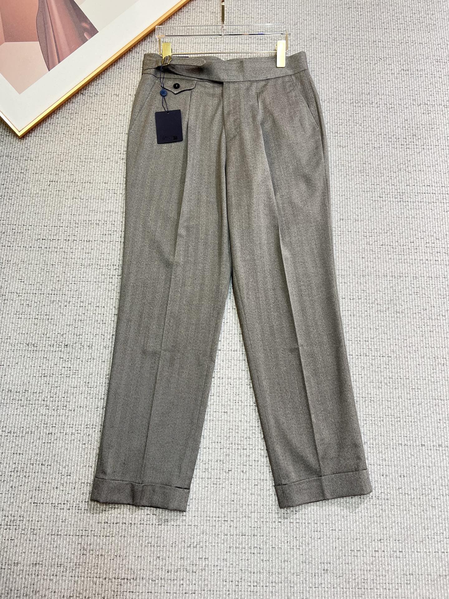NO:565385,LV casual pants, trousers 2025SS autumn and winter new style, special fabric for advanced custom pants, customized original hardware, heavy craftsmanship, fine lathe wiring, customized fabric, soft and comfortable, significant texture, exquisite accessories, excellent upper body effect, complete three standards, standard size 29-36, no 35,, louis vuitton, alexander wang19860909LV 休闲裤 西裤2025SS秋冬新款 高级定制裤子专用面料 定制原版五金 重工工艺打造 车工走线精细 定制面料 柔软舒适 质感显著 辅料精美 上身效果超赞 三标齐全 标准尺码29-36,无35,,louis vuitton,alexander wang,Men's clothing