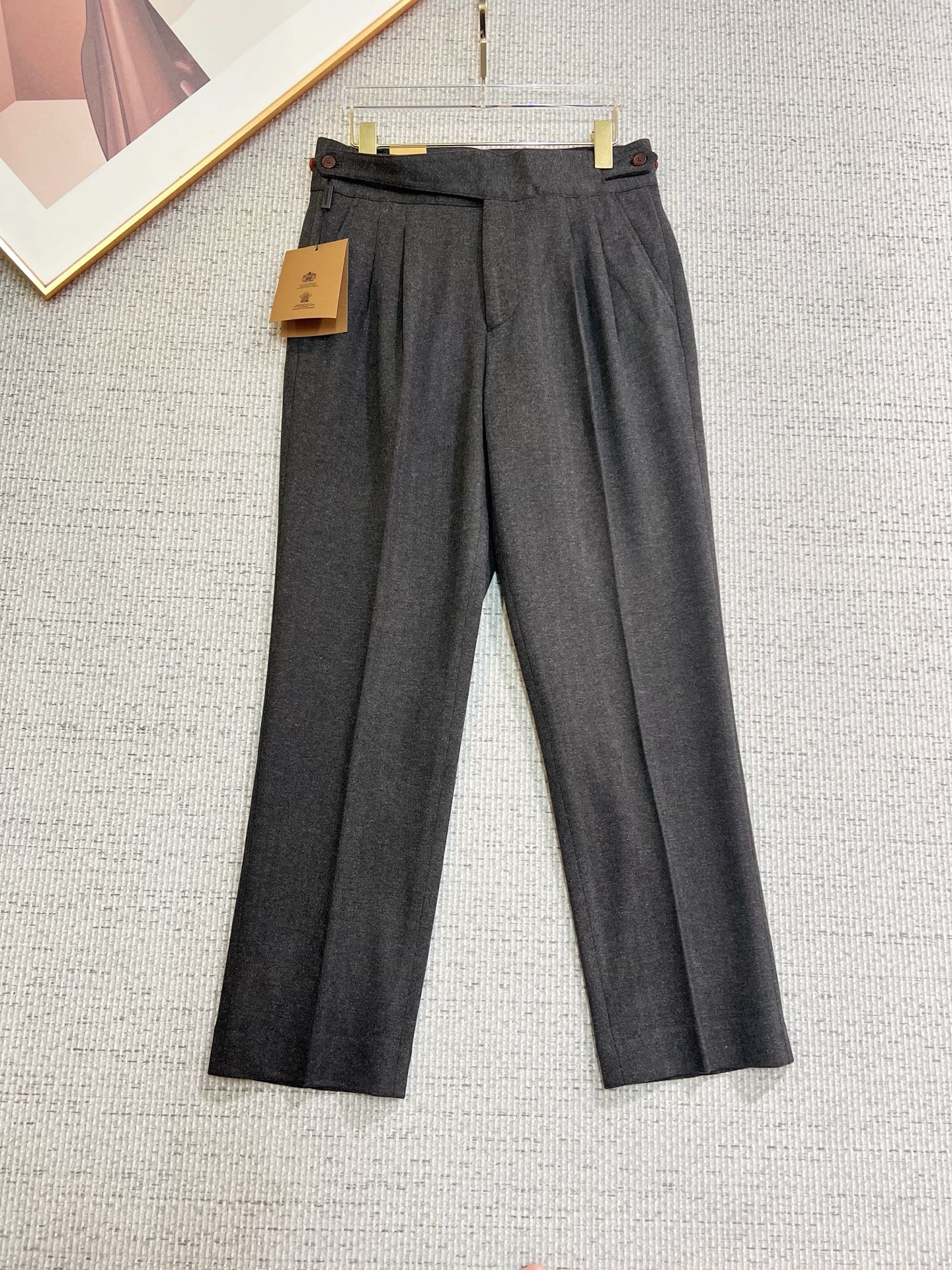 NO:565391,Burberry casual pants and trousers 2025SS autumn and winter new style, special fabric for advanced custom pants, customized original hardware, heavy craftsmanship, fine turning and routing, customized fabric, soft and comfortable, significant texture, exquisite accessories, excellent upper body effect, complete three standards, standard size 29-36, no 35,, burberry, burberry, alexander wang19860909Burberry 巴宝莉 休闲裤 西裤2025SS秋冬新款 高级定制裤子专用面料 定制原版五金 重工工艺打造 车工走线精细 定制面料 柔软舒适 质感显著 辅料精美 上身效果超赞 三标齐全 标准尺码29-36,无35,,burberry,burberry,alexander wang,Men's clothing