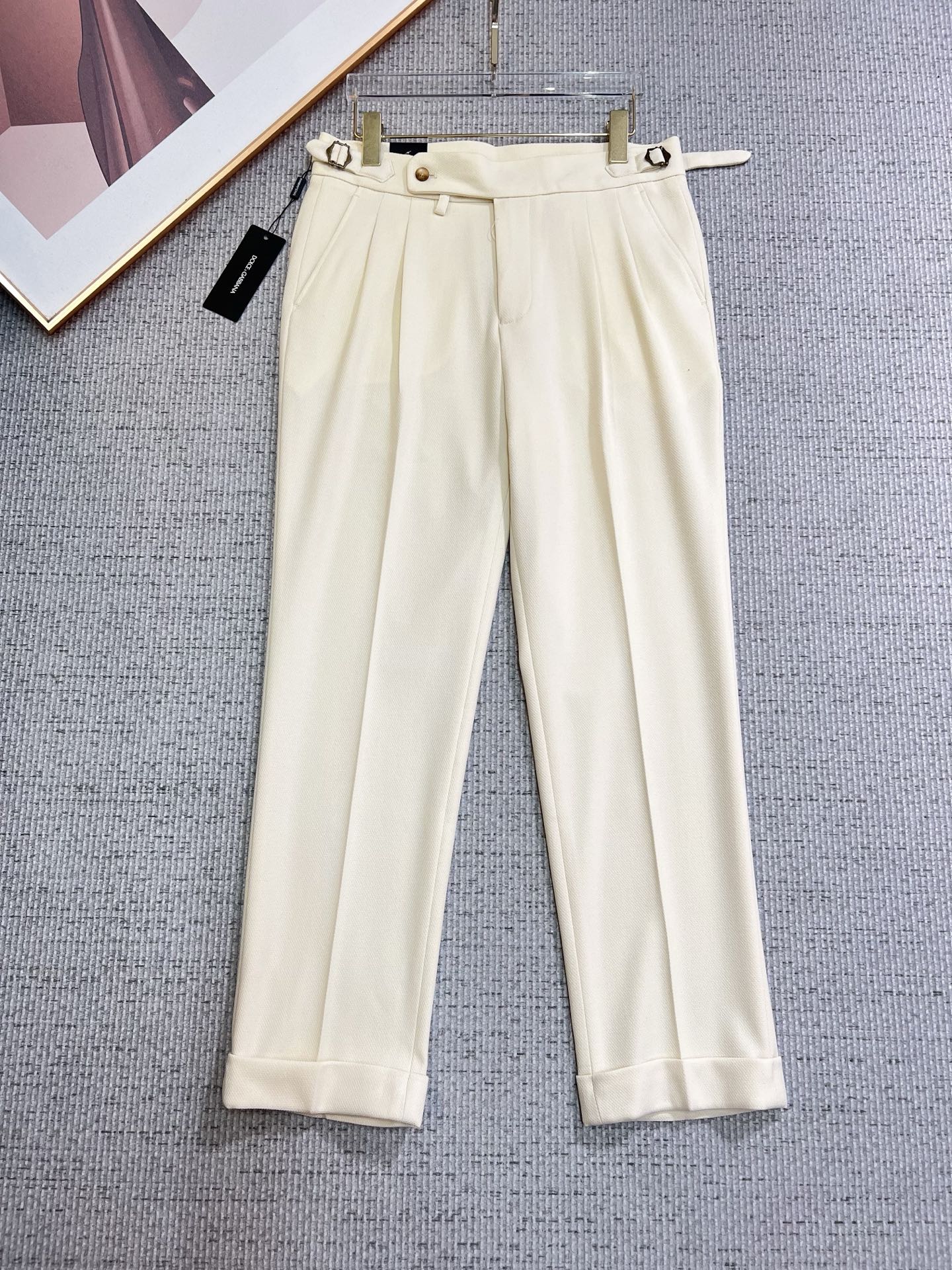 NO:565397,DG Casual Pants, Western Pants 2025SS Autumn and Winter New Style, Special Fabric for Advanced Custom Pants, Customized Original Hardware, Heavy Craftsmanship, Fine Turning, Customized Fabric, Soft and Comfortable, Remarkable Texture, Exquisite Accessories, Excellent Upper Body Effect, Complete Three Standards, Standard Sizes 29-36, No 35,,alexander wang19860909DG 休闲裤 西裤2025SS秋冬新款 高级定制裤子专用面料 定制原版五金 重工工艺打造 车工走线精细 定制面料 柔软舒适 质感显著 辅料精美 上身效果超赞 三标齐全 标准尺码29-36,无35,,alexander wang,Men's clothing