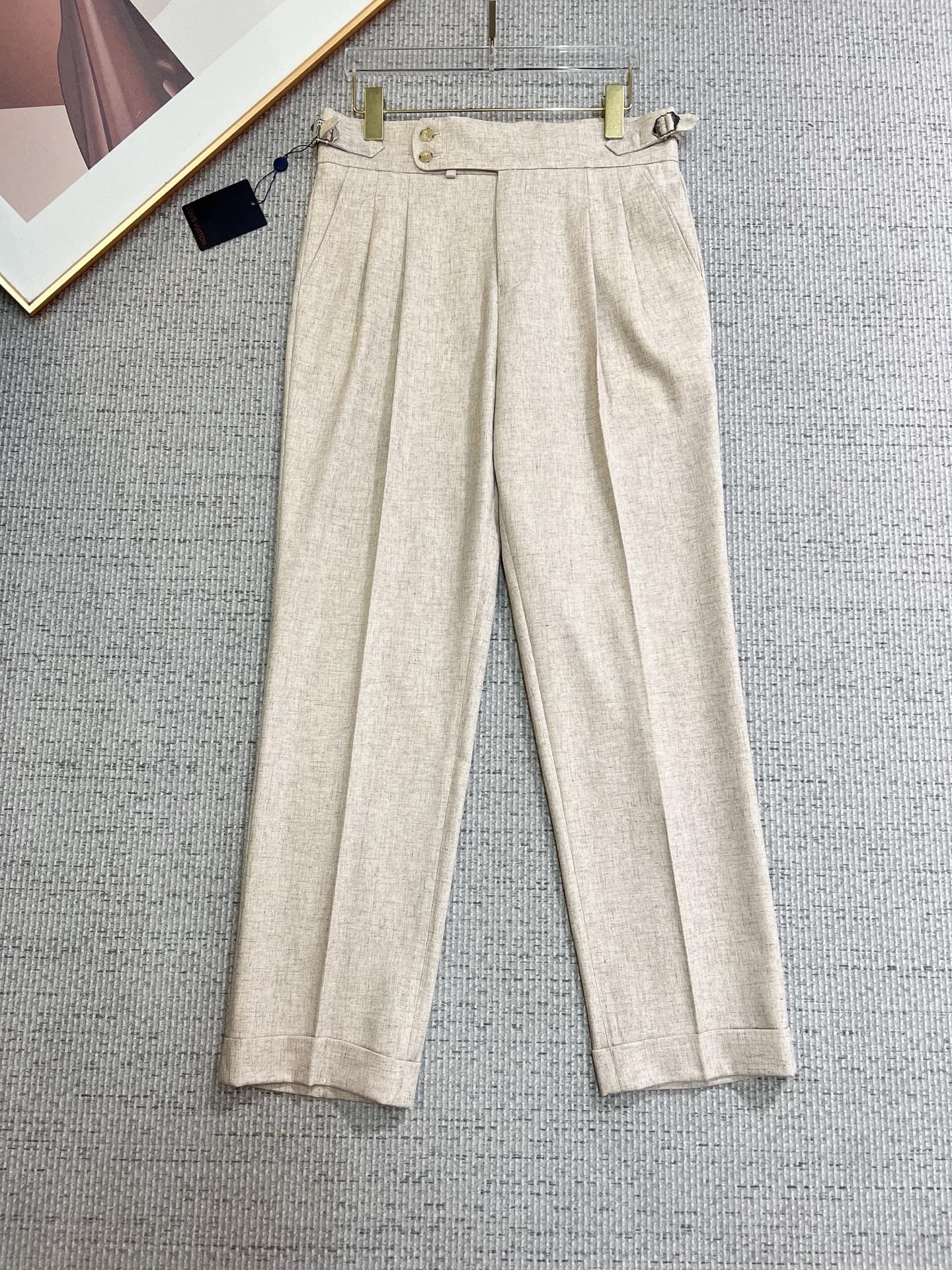 NO:565355,LV casual pants, trousers 2025SS autumn and winter new style, special fabric for advanced custom pants, customized original hardware, heavy craftsmanship, fine lathe wiring, customized fabric, soft and comfortable, significant texture, exquisite accessories, excellent upper body effect, complete three standards, standard size 29-36, no 35,, louis vuitton, alexander wang19860909LV 休闲裤 西裤2025SS秋冬新款 高级定制裤子专用面料 定制原版五金 重工工艺打造 车工走线精细 定制面料 柔软舒适 质感显著 辅料精美 上身效果超赞 三标齐全 标准尺码29-36,无35,,louis vuitton,alexander wang,Men's clothing