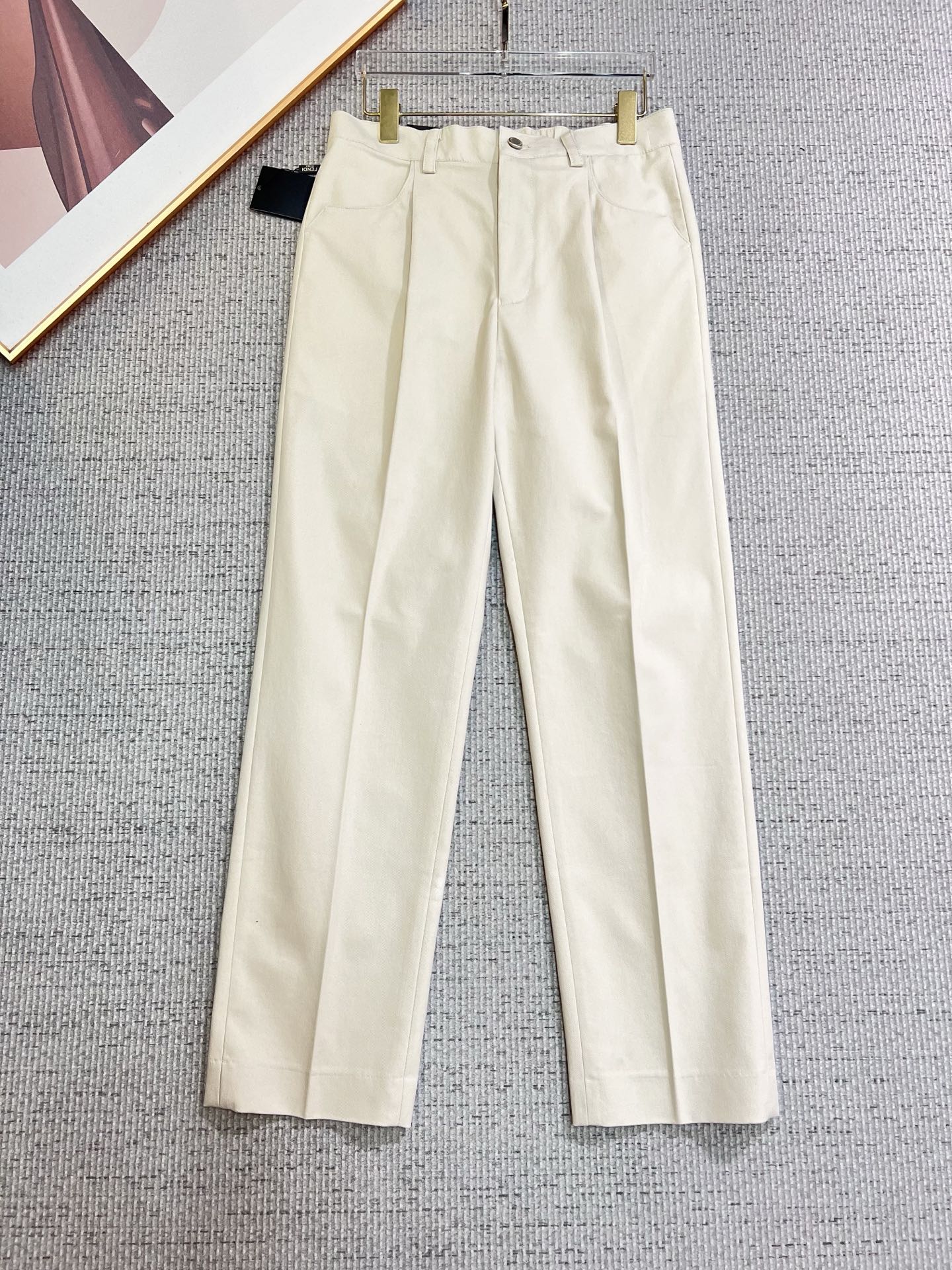 NO:565364,FENDI Fendi casual pants, trousers 2025SS autumn and winter new style, special fabric for advanced custom pants, customized original hardware, heavy craftsmanship, fine turning and routing, customized fabric, soft and comfortable, significant texture, exquisite accessories, great upper body effect, complete three standards, standard size 29-36, no 35,,fendi,fendi,alexander wang19860909FENDI 芬迪 休闲裤 西裤2025SS秋冬新款 高级定制裤子专用面料 定制原版五金 重工工艺打造 车工走线精细 定制面料 柔软舒适 质感显著 辅料精美 上身效果超赞 三标齐全 标准尺码29-36,无35,,fendi,fendi,alexander wang,Men's clothing