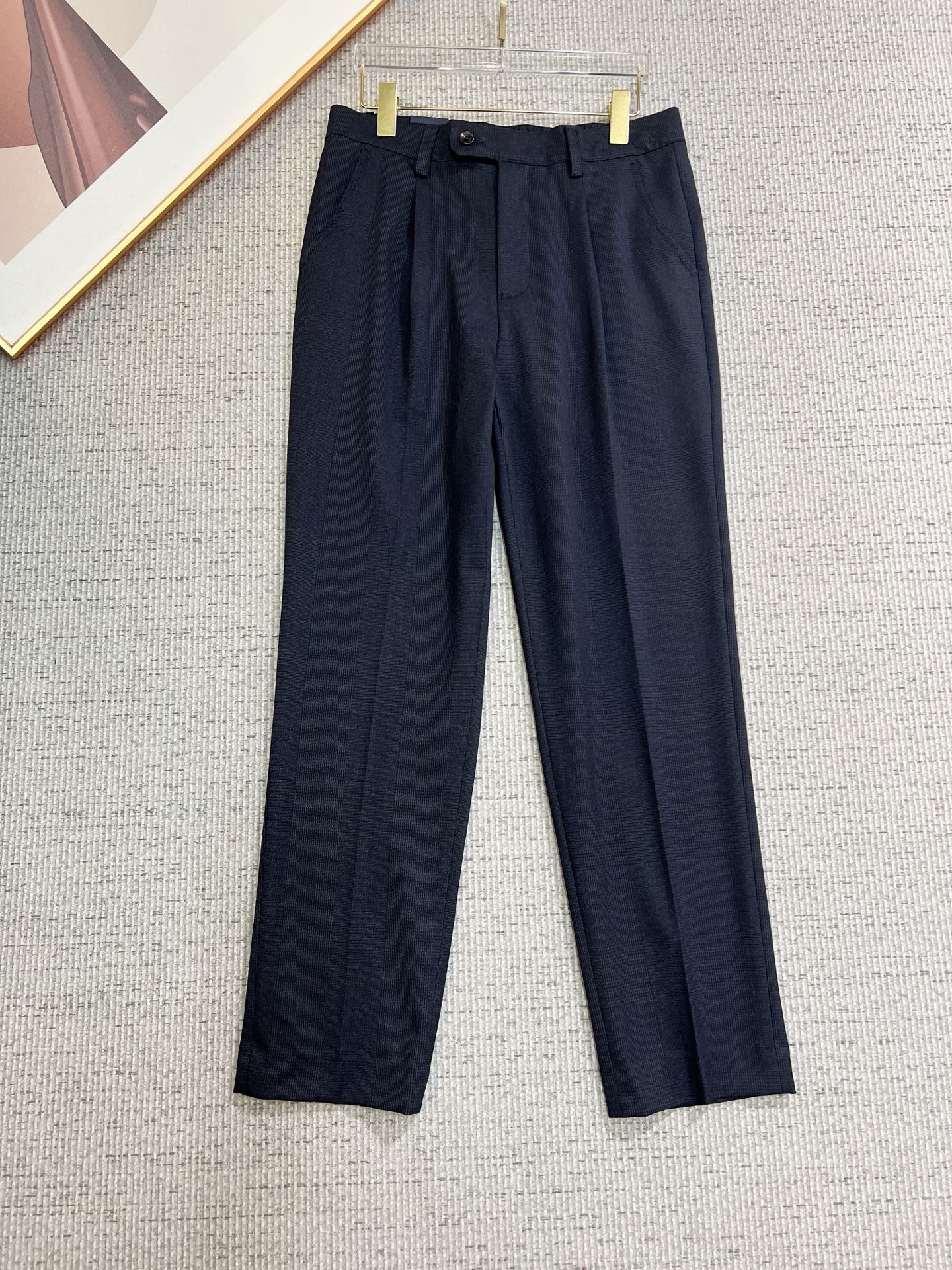 NO:565370,LV casual pants, trousers 2025SS autumn and winter new style, special fabric for advanced custom pants, customized original hardware, heavy craftsmanship, fine lathe wiring, customized fabric, soft and comfortable, significant texture, exquisite accessories, excellent upper body effect, complete three standards, standard size 29-36, no 35,, louis vuitton, alexander wang19860909LV 休闲裤 西裤2025SS秋冬新款 高级定制裤子专用面料 定制原版五金 重工工艺打造 车工走线精细 定制面料 柔软舒适 质感显著 辅料精美 上身效果超赞 三标齐全 标准尺码29-36,无35,,louis vuitton,alexander wang,Men's clothing