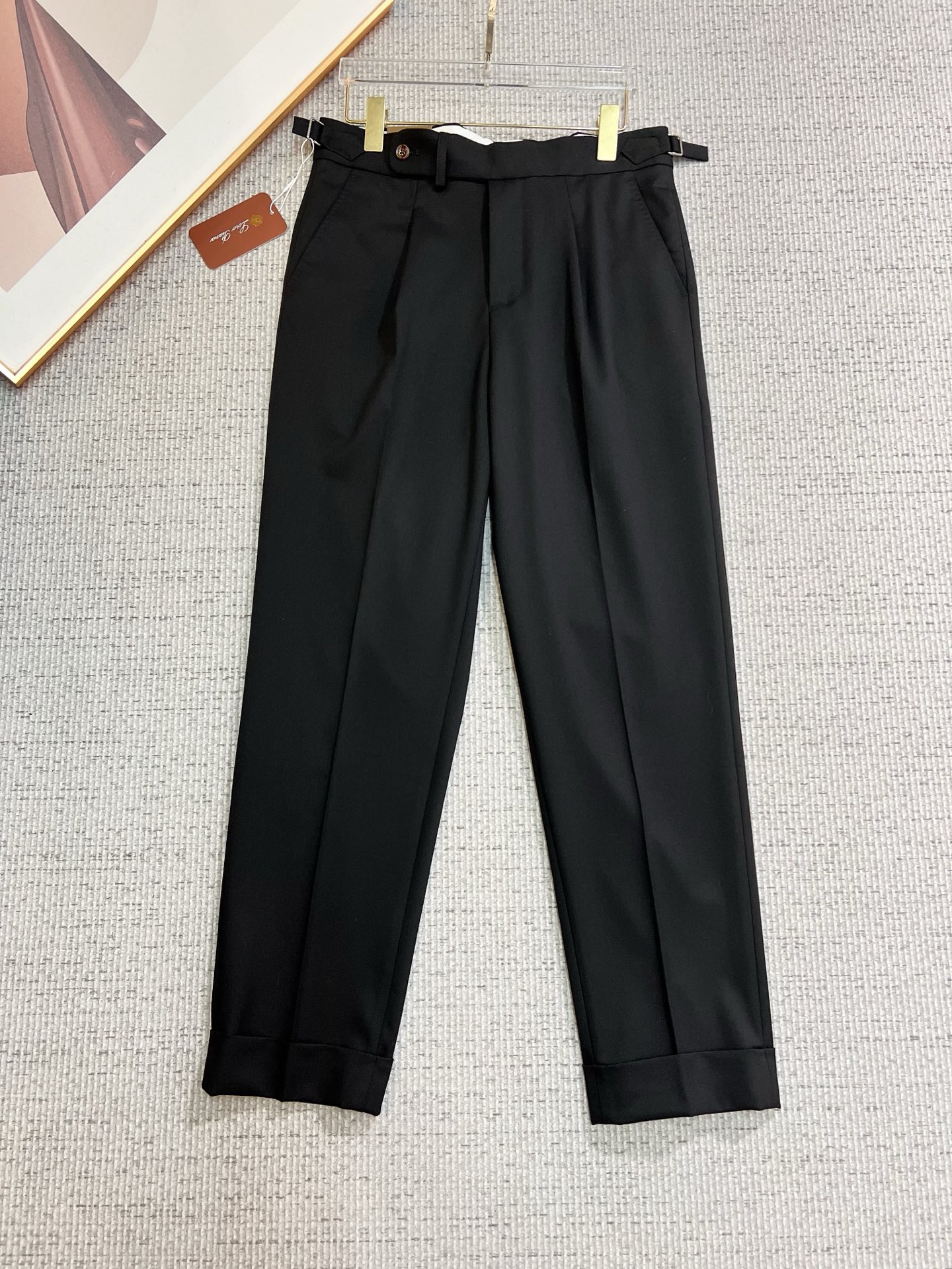 NO:565375,LP Casual Pants, Western Pants 2025SS Autumn and Winter New Style, Special Fabric for Advanced Customized Pants, Customized Original Hardware, Heavy Craftsmanship, Fine Turning, Customized Fabric, Soft and Comfortable, Remarkable Texture, Exquisite Accessories, Excellent Upper Body Effect, Complete Three Standards, Standard Sizes 29-36, No 35,,loro piana,alexander wang19860909LP 休闲裤 西裤2025SS秋冬新款 高级定制裤子专用面料 定制原版五金 重工工艺打造 车工走线精细 定制面料 柔软舒适 质感显著 辅料精美 上身效果超赞 三标齐全 标准尺码29-36,无35,,loro piana,alexander wang,Men's clothing