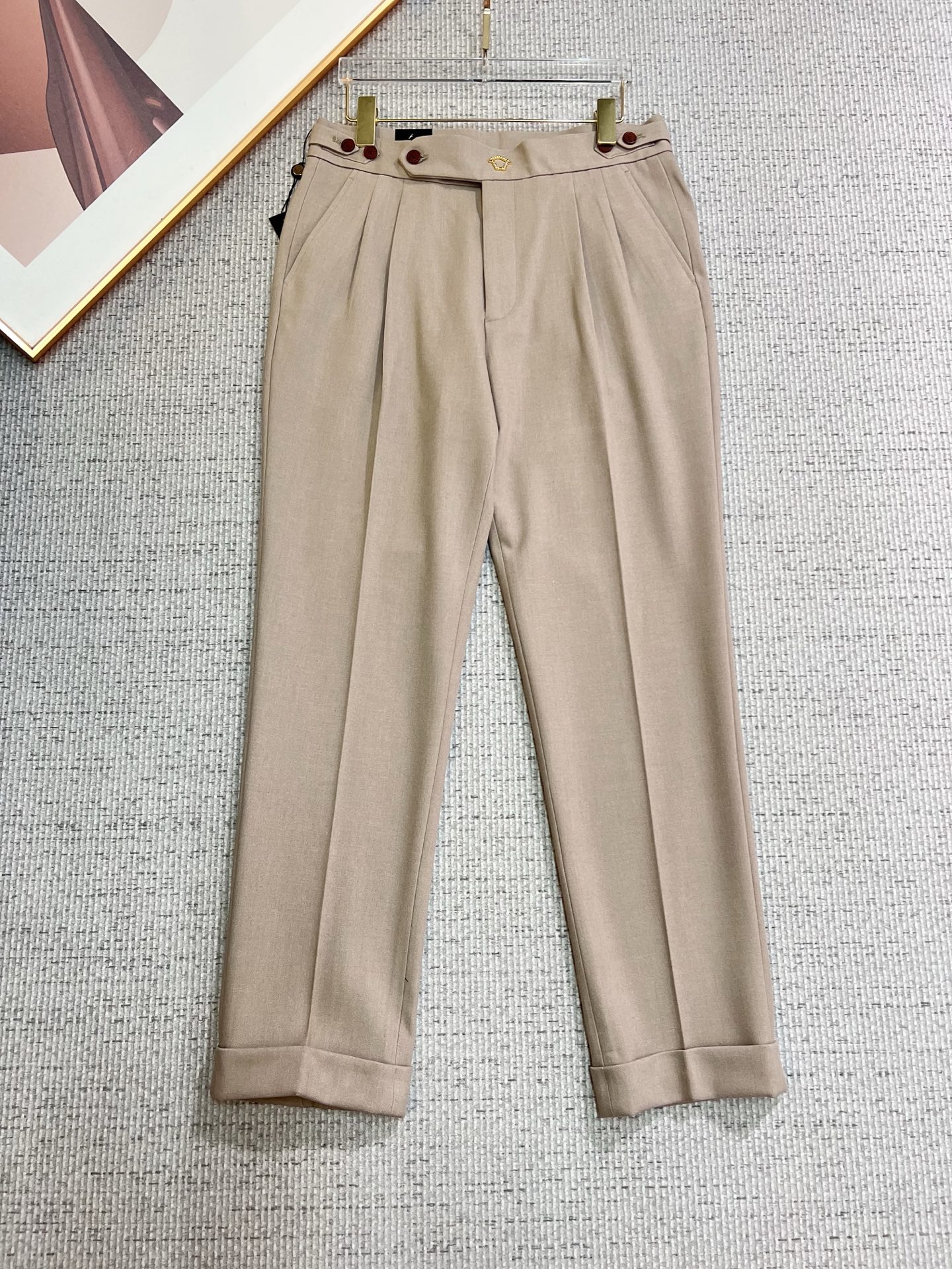 NO:565387,Versace casual pants, trousers 2025SS autumn and winter new style, special fabric for advanced custom pants, customized original hardware, heavy craftsmanship, fine turning and routing, customized fabric, soft and comfortable, significant texture, exquisite accessories, great upper body effect, complete three standards, standard size 29-36, no 35,,versace,alexander wang19860909范思哲 休闲裤 西裤2025SS秋冬新款 高级定制裤子专用面料 定制原版五金 重工工艺打造 车工走线精细 定制面料 柔软舒适 质感显著 辅料精美 上身效果超赞 三标齐全 标准尺码29-36,无35,,versace,alexander wang,Men's clothing