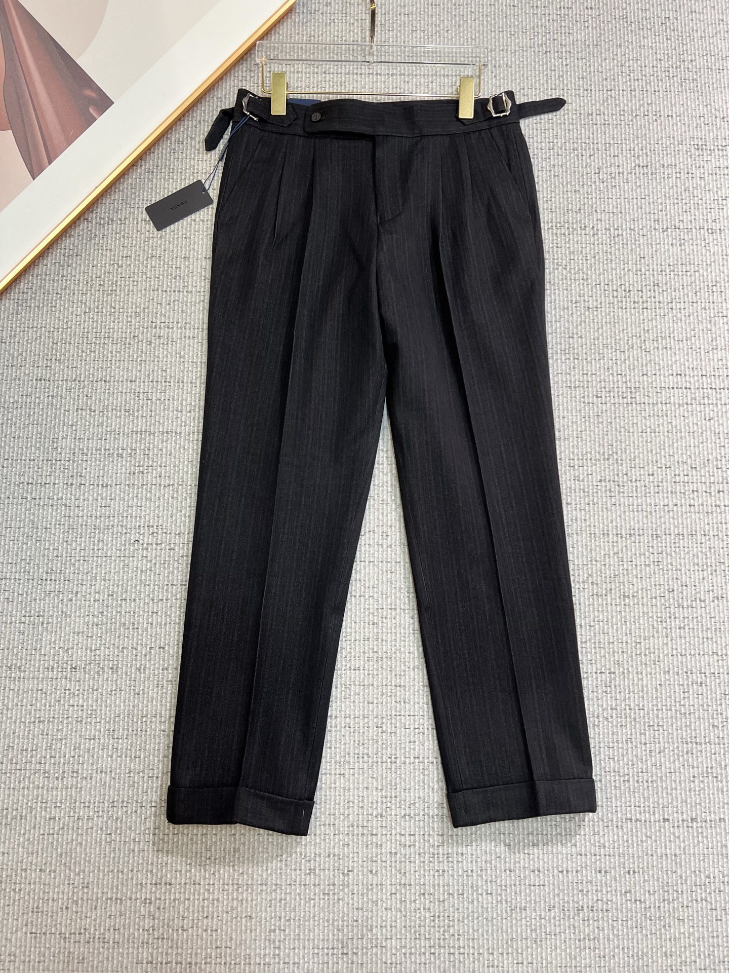NO:565393,PRADA Casual pants, trousers 2025SS autumn and winter new style, special fabric for advanced custom pants, customized original hardware, heavy craftsmanship, fine turning and wiring, customized fabric, soft and comfortable, significant texture, exquisite accessories, great upper body effect, complete three standards, standard size 29-36, no 35,, prada, prada, alexander wang19860909PRADA 普拉达 休闲裤 西裤2025SS秋冬新款 高级定制裤子专用面料 定制原版五金 重工工艺打造 车工走线精细 定制面料 柔软舒适 质感显著 辅料精美 上身效果超赞 三标齐全 标准尺码29-36,无35,,prada,prada,alexander wang,Men's clothing