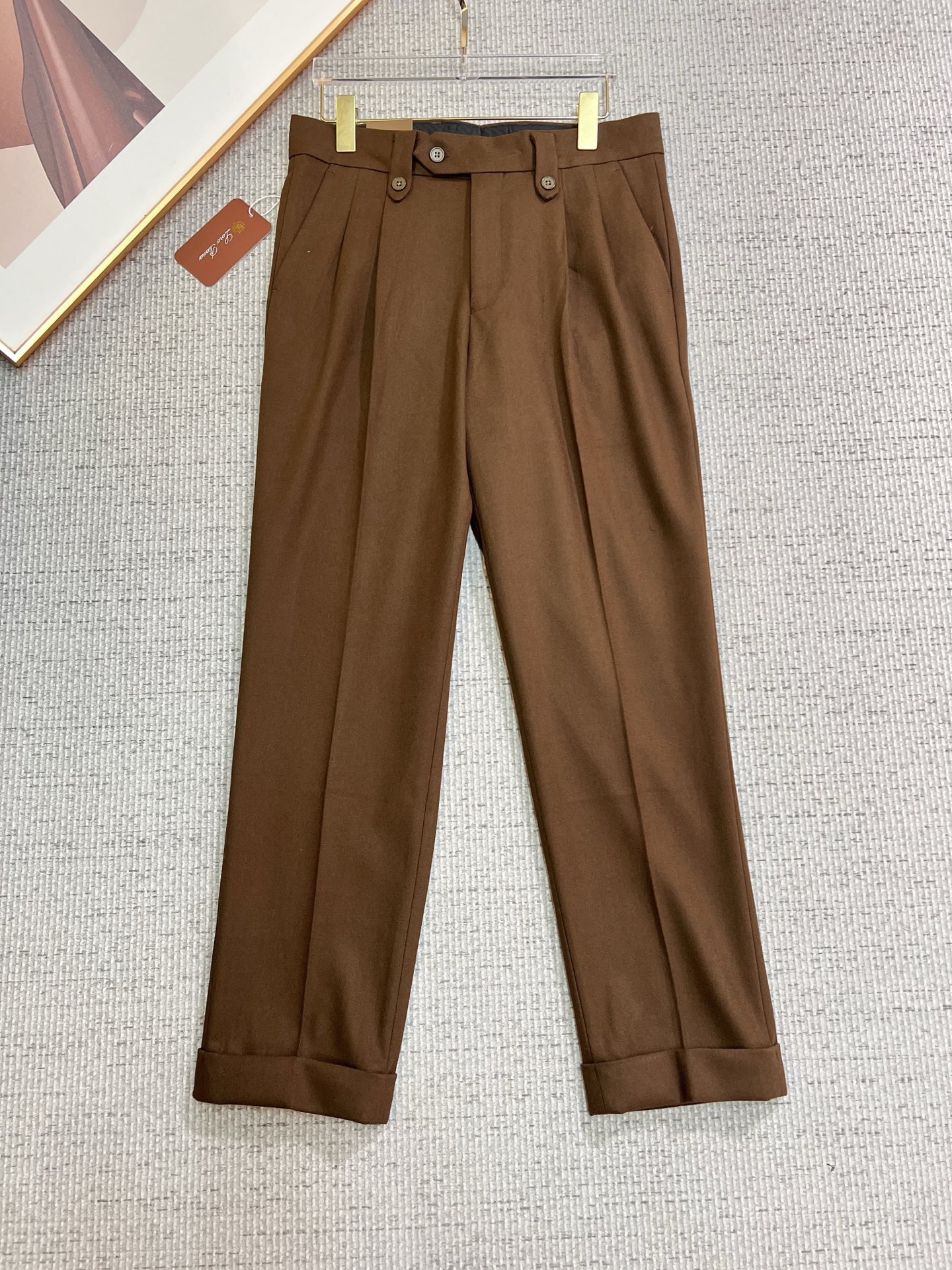 NO:565399,LP Casual Pants, Western Pants 2025SS Autumn and Winter New Style, Special Fabric for Advanced Customized Pants, Customized Original Hardware, Heavy Craftsmanship, Fine Turning, Customized Fabric, Soft and Comfortable, Remarkable Texture, Exquisite Accessories, Excellent Upper Body Effect, Complete Three Standards, Standard Sizes 29-36, No 35,,loro piana,alexander wang19860909LP 休闲裤 西裤2025SS秋冬新款 高级定制裤子专用面料 定制原版五金 重工工艺打造 车工走线精细 定制面料 柔软舒适 质感显著 辅料精美 上身效果超赞 三标齐全 标准尺码29-36,无35,,loro piana,alexander wang,Men's clothing