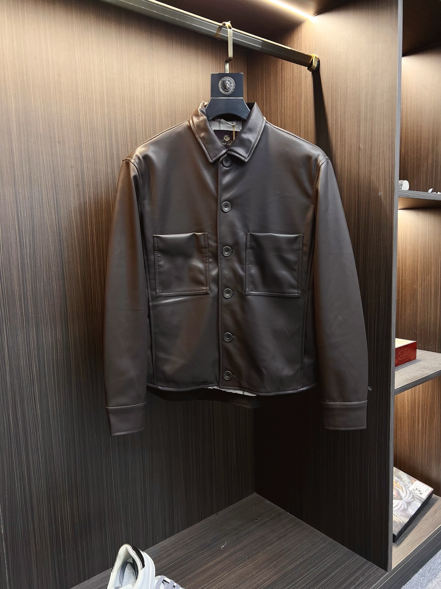 NO:569178,LFW autumn and winter new environmentally friendly PU leather lapel leather jacket, men's classic double pocket business casual versatile leather jacket! Trading company channels are rare and available on the official website simultaneously! The most worth buying leather jacket in autumn and winter, a classic that shows excellent quality and fashionable style, can resist the cold and show extraordinary charm! LP has always been known for its exquisite craftsmanship and high-quality materials, and this leather jacket is even more so. It is not only a piece of clothing, but also a reflection of an attitude towards life! Choosing it means choosing quality, fashion and comfort! The fabric is carefully crafted from PU leather, which is famous for its delicate texture, soft touch and excellent durability. The unique texture adds a low-key luxury to this PU leather jacket! The overall design presents a simple style, without too many complicated decorations, but it shows grandeur and stability in simplicity! This simple design style not only conforms to the aesthetic trend of modern fashion, but also can be easily matched with various clothing. Whether it is a business occasion or leisure time, it can make you show a confident and calm temperament! The chest pocket is both practical and adds a touch of exquisite detail to the overall look. The design of these two pockets perfectly balances simplicity and functionality, allowing this leather jacket to meet the needs of daily use while remaining simple! Color Brown, Black Sizes S-XXL Size Reference S Size Shoulder Width 48cm - Bust 112cm - Clothes Length 68cm - Sleeve Length 60cm M Size Shoulder Width 49cm - Bust 116cm - Clothes Length 70cm - Sleeve Length 61cm L Size Shoulder Width 50cm - Bust 120cm - Clothes Length 72cm - Sleeve Length 62cm XL size has shoulder width 51cm - chest size 124cm - dress length 74cm - sleeve length 63cm. XXL size has shoulder width 52cm - chest size 128cm - dress length 76cm - sleeve length 64cm. Size recommendation (standard version). Height 174-140 catties. Try on size M which is suitable! Boys weighing less than 130 pounds should choose S size, 130-143 pounds should choose M size, 143-156 pounds should choose L size, 156-170 pounds should choose XL size, and 170-186 pounds should choose XXL size! ,,loro piana,jackets & coats,jackets & coats,leather jacket,alexander wang19860909LFW秋冬新款环保PU皮革翻领皮夹克,男士经典双口袋商务休闲百搭皮衣夹克外套！贸易公司渠道稀出,同步官网发售！秋冬时节最值得入手的皮衣外套,一款尽显卓越品质与时尚格调的经典之作,抵御寒冷,展现非凡魅力！ LP一直以来都以精湛的工艺和高品质的材料著称,这款皮衣更是如此,它不仅是一件衣服,更是一种生活态度的体现！选择它就是选择了品质、时尚与舒适！面料方面采用PU皮精心打造而成,以其细腻的纹理、柔软的触感和卓越的耐用性而闻名,独特质感为这款PU皮衣增添了一份低调的奢华！整体设计呈现简洁风,没有过多的繁复装饰,却在简约中彰显出大气与稳重！这种简洁的设计风格,不仅符合现代时尚的审美趋势,更能轻松搭配各种服饰,无论是商务场合还是休闲时光,都能让你展现出自信从容的气质！胸前的口袋,既实用又为整体造型增添了一抹精致的细节,这两个口袋的设计,恰到好处地平衡了简洁与功能性,让这款皮衣在保持简约的同时,也能满足日常的使用需求！ 颜色咖色、黑色 尺码S-XXL 尺寸参考 S码肩宽48cm-胸围112cm-衣长68cm-袖长60cm M码肩宽49cm-胸围116cm-衣长70cm-袖长61cm L码肩宽50cm-胸围120cm-衣长72cm-袖长62cm XL码肩宽51cm-胸围124cm-衣长74cm-袖长63cm XXL码肩宽52cm-胸围128cm-衣长76cm-袖长64cm 尺码推荐（标准版型） 身高174-140斤,试穿M码合适！ 男生体重130斤以内选择S码,130-143斤选择M码,143-156斤选择L码,156-170斤选择XL码,170-186斤选择XXL码！,,loro piana,jackets & coats,jackets & coats,leather jacket,alexander wang,Men's clothing