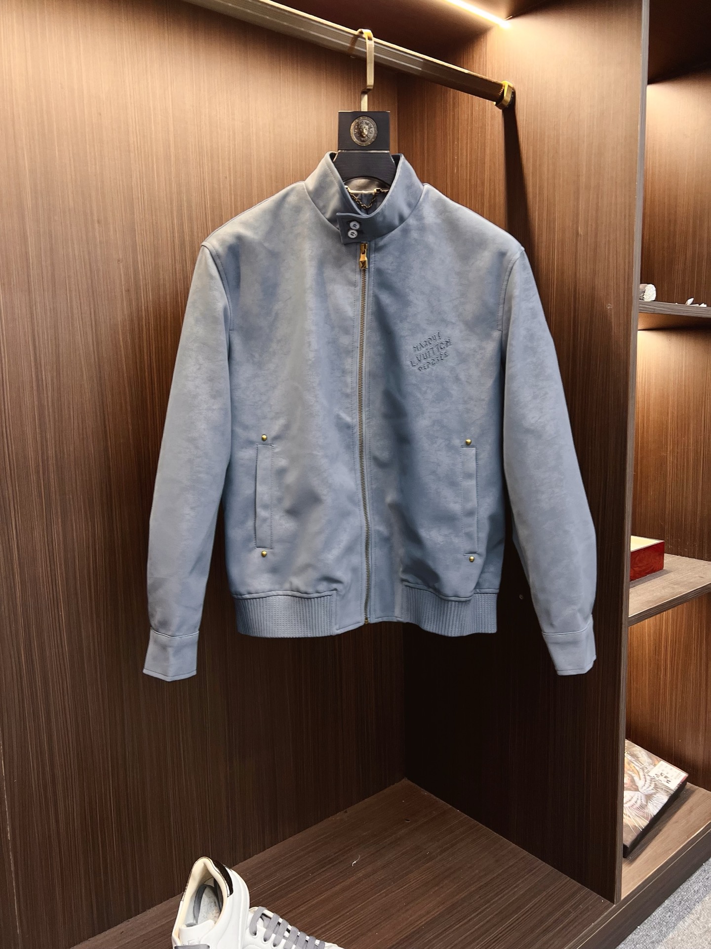 NO:569173,1V25FW new autumn and winter environmentally friendly suede small stand collar jacket, men's laser-cut embroidered logo fashion zipper leather jacket!  Trading company channels are rare and available on the official website simultaneously!  V's new leather jacket has become the darling of the fashion industry with its top-quality fabrics, unique logo, luxurious details and stylish design!  It is not only a piece of clothing, but also an expression of an attitude towards life and a persistent pursuit of high-quality life!  This leather jacket is made of environmentally friendly suede material imported from customers. When you touch it gently for the first time, the soft touch like clouds will be instantly transferred to your fingertips!  This softness is not the feeling of being weak, but has just the right toughness, making the whole leather jacket crisp and stylish!  The inside is a classic jacquard Logo lining, which not only adds a unique sense of fashion to the leather jacket, but more importantly, it greatly improves the breathability!  Laser-cut letter logo embroidery on the chest. Laser cutting technology makes the edges of the letters smooth and neat, with smooth and natural lines. Each letter is like a beautiful work of art!  The embroidery craftsmanship is extremely exquisite, the stitches are fine and even, and the brand charm is fully demonstrated!  Details often best reflect the quality and value of a piece of clothing. Each of the custom-made mother-of-pearl buttons has been carefully selected and polished, exuding a warm luster!  The bronze logo-engraved zipper hardware adds a perfect fusion of retro and fashion to the entire leather jacket. The bronze tone is calm and grand, and complements the suede material!  The design of the fashionable small stand-up collar can well modify the neck line, making your neck look more slender and elegant. At the same time, it can also add a sense of competence and handsomeness to your overall look!  The well-fitting design can perfectly fit the curves of the body. It is neither too tight to make people feel restricted nor too loose to look bloated!  Wearing it, you seem to feel an invisible force supporting you, allowing you to exude confidence and charm while walking!  Black/blue/coffee, three colors available!  Size S-XXL S size shoulder width 49cm - chest circumference 114cm - dress length 65cm - sleeve length 60cm M size shoulder width 50cm - chest circumference 118cm - dress length 66cm - sleeve length 61cm L size shoulder width 51cm - chest circumference 122cm - dress length 68cm - sleeve length 62cm XL size shoulder width 52cm - chest circumference 126cm - dress length 70cm - sleeve length 63cm XXL size has shoulder width 53cm - bust 130cm - dress length 72cm - sleeve length 63cm. Recommended size (standard version). Height 174-140 catties. Try on size M which is suitable!  Boys weighing less than 130 pounds should choose S size, 130-143 pounds should choose M size, 143-156 pounds should choose L size, 156-170 pounds should choose XL size, and 170-186 pounds should choose XXL size!  ,,jackets & coats,jackets & coats,leather jacket,chamois leather,alexander wang198609091V25FW秋冬新款环保麂皮绒小立领夹克,男士激光切割刺绣标识时尚拉链皮衣夹克外套！贸易公司渠道稀出,同步官网发售！V家全新皮衣以其顶级的面料、独特的标识、奢华的细节和时尚的设计,成为了时尚界的宠儿！它不仅仅是一件衣物,更是一种生活态度的表达,一种对高品质生活的执着追求！ 这款皮衣选用客供进口的环保麂皮绒材质.当你第一次轻轻触摸它时,那如云朵般柔软的触感便会瞬间传递到指尖！这种柔软并非是那种软塌无力的感觉,而是有着恰到好处的韧性,使得整件皮衣挺括有型！内里是经典的提花Logo内衬,不仅为皮衣增添了一份独特的时尚感,更重要的是它极大地提升了透气性！胸前激光切割字母标识刺绣,激光切割技术使得字母边缘光滑整齐,线条流畅自然,每一个字母都仿佛是一件精美的艺术品！刺绣工艺更是精湛无比,针脚细密均匀,品牌魅力展现得淋漓尽致！ 细节之处往往最能体现一件衣物的品质和价值,客供定制的母贝扣纽扣,每一颗都经过精心挑选和打磨,散发着温润的光泽！而古铜色的Logo刻印拉链五金,则为整件皮衣增添了一份复古与时尚的完美融合,古铜色的色调沉稳而大气,与麂皮绒的材质相得益彰！时尚小立领的设计能够很好地修饰颈部线条,让你的颈部看起来更加修长和优雅,同时它还能为你的整体造型增添一份干练和帅气！合身的版型设计,能够完美地贴合身体曲线,既不会过于紧身而让人感到束缚,也不会过于宽松而显得臃肿！穿上它你仿佛能够感受到一种无形的力量在支撑着你,让你在行走间散发出自信和魅力！黑色/蓝色/咖啡,三色入！尺码S-XXL S码肩宽49cm-胸围114cm-衣长65cm-袖长60cm M码肩宽50cm-胸围118cm-衣长66cm-袖长61cm L码肩宽51cm-胸围122cm-衣长68cm-袖长62cm XL码肩宽52cm-胸围126cm-衣长70cm-袖长63cm XXL码肩宽53cm-胸围130cm-衣长72cm-袖长63cm 尺码推荐（标准版型） 身高174-140斤,试穿M码合适！ 男生体重130斤以内选择S码,130-143斤选择M码,143-156斤选择L码,156-170斤选择XL码,170-186斤选择XXL码！,,jackets & coats,jackets & coats,leather jacket,chamois leather,alexander wang,Men's clothing