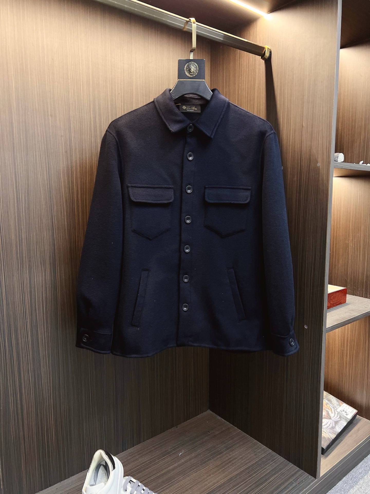 NO:569156,(Handmade) LFW new autumn and winter imported cashmere wool blended lapel jacket, men's fashionable flap pocket business casual versatile woolen jacket!  Trading company channels are rare and available on the official website simultaneously!  LP's new woolen jacket has become a shining star in the fashion industry with its excellent fabrics, exquisite craftsmanship and unique design!  It is not only a piece of warm clothing, but also a symbol of life attitude, representing the pursuit of quality and love for fashion!   This jacket is made of imported Kashmiri cashmere wool blended fabric. Kashmiri cashmere is a rare gift from nature. It is light, soft and has excellent thermal insulation properties. It is blended with high-quality wool to form a unique texture!  In order to maximize the advantages of this fabric, it has also been blessed with special processes imported from Italy. As the cradle of fashion and craftsmanship, Italy's advanced textile equipment and technology have injected a new soul into this fabric!  After special processing, the texture of the cloth has reached a very excellent level. When you touch it gently, the fluffy and saturated velvet texture seems to tell its nobility and extraordinary. The fabric is as soft as clouds, delicate and high-end, and every inch exudes luxury!  And the ready-to-wear is also super wrinkle-resistant. No matter how you move, it can always stay flat, allowing you to maintain an elegant image at all times!  When you focus on the craftsmanship of this jacket, you will be deeply shocked!  The entire jacket is hand-sewn stitch by stitch by experienced master craftsmen. With years of skills and exquisite techniques, every piece of fabric is perfectly spliced ​​together. The needle and thread in their hands seem to be alive, flowing freely between the fabrics and outlining every detail of the jacket!  Dark lines are used to outline edges and three-dimensional contours. This unique craftsmanship not only maintains the minimalist style of the garment, but also fully demonstrates its craftsmanship value!  Every line is precise and smooth, and the proportions are carefully arranged, as if it is a precisely calculated work of art!  The classic lapel shape is simple yet elegant. It can well modify the neck line and show a capable and neat temperament!  The symmetrical flap pocket decoration on the chest not only increases the practicality of the jacket, but also adds a sense of fashion and layering to the overall look!  The straight, micro-profile shape is neither too tight to restrict the body nor too loose to appear bloated. It fits the body curves just right, showing a casual yet elegant style!  Comes with high-end dust bag packaging!  Dark gray/navy blue, two colors available!  Sizes S-XXL S size shoulder width 47cm-bust 110cm-shirt length 71cm-sleeve length 59cm M size shoulder width 48cm-chest 114cm-shirt length 72cm-sleeve length 60cm L size shoulder width 49cm-chest 118cm-shirt length 73cm-sleeve length 61cm XL size shoulder width 50cm-chest 122cm-shirt length 74cm-sleeve length 62cm XXL size has shoulder width 51cm - bust 126cm - dress length 76cm - sleeve length 63cm. Recommended size (standard version). Height 174-140 catties. Try on size M which is suitable!  Boys weighing less than 130 kilograms should choose S code, 130-143 kilograms should choose M code, 143-156 kilograms should choose L code, 156-170 kilograms should choose XL code, and 170-185 kilograms should choose XXL code!  ,,loro piana,jackets & coats,jackets & coats,alexander wang19860909（纯手工）LFW秋冬新款进口山羊绒羊毛混纺翻领夹克,男士时尚翻盖口袋商务休闲百搭羊毛呢夹克外套！贸易公司渠道稀出,同步官网发售！LP新款羊毛呢夹克以其卓越的面料、精湛的工艺和独特的设计,成为了时尚界的一颗璀璨明星！它不仅仅是一件保暖的衣物,更是一种生活态度的象征,代表着对品质的追求和对时尚的热爱！  该夹克采用客供进口克什米尔山羊绒羊毛混纺面料,克什米尔山羊绒,那可是大自然馈赠的珍稀之物,它轻盈、柔软且保暖性能极佳,与优质的羊毛混纺在一起,形成了独特的质感！为了将这种面料的优势发挥到极致,还经过了意大利进口设备的特殊工艺加持,意大利作为时尚与工艺的摇篮,其先进的纺织设备和技术为这款面料注入了新的灵魂！经过特殊工艺处理后,布面的质感达到了相当优秀的程度,当你轻轻触摸它,那蓬松饱和的立绒质感仿佛在诉说着它的高贵与不凡,面料柔软得如同云朵一般,细腻又高级,每一寸都散发着奢华的气息！并且成衣还具有超强的抗皱性,无论你如何活动,它都能始终保持平整,让你时刻保持优雅的形象！ 当你将目光聚焦在这件夹克的制作工艺上时,更是会被深深震撼！整件外套由经验丰富的老师傅一针一线纯手工缝制而成,凭借着多年的技艺和精湛的手法,将每一块面料都完美地拼接在一起,他们手中的针线仿佛有了生命,在面料间穿梭自如,勾勒出夹克的每一个细节！采用暗走线来勾勒边缘及立体轮廓,这种独特的工艺手法既保持了成衣的极简风格,又尽显其工艺价值！每一条走线都精准而流畅,比例经过精心安排,仿佛是经过精密计算的艺术品！经典的翻领造型,简约而不失大气,它能够很好地修饰颈部线条,展现出一种干练利落的气质！胸前对称的翻盖口袋装饰,不仅增加了夹克的实用性,还为整体造型增添了一份时尚感和层次感！直身的微廓版形,既不会过于紧身束缚身体,也不会过于宽松显得臃肿,恰到好处地贴合身体曲线,展现出一种随性而又不失优雅的风格！配备高端防尘袋包装！深灰/藏青,两色入！尺码S-XXL S码肩宽47cm-胸围110cm-衣长71cm-袖长59cm M码肩宽48cm-胸围114cm-衣长72cm-袖长60cm L码肩宽49cm-胸围118cm-衣长73cm-袖长61cm XL码肩宽50cm-胸围122cm-衣长74cm-袖长62cm XXL码肩宽51cm-胸围126cm-衣长76cm-袖长63cm 尺码推荐（标准版型） 身高174-140斤,试穿M码合适！ 男生体重130斤以内选择S码,130-143斤选择M码,143-156斤选择L码,156-170斤选择XL码,170-185斤选择XXL码！,,loro piana,jackets & coats,jackets & coats,alexander wang,Men's clothing