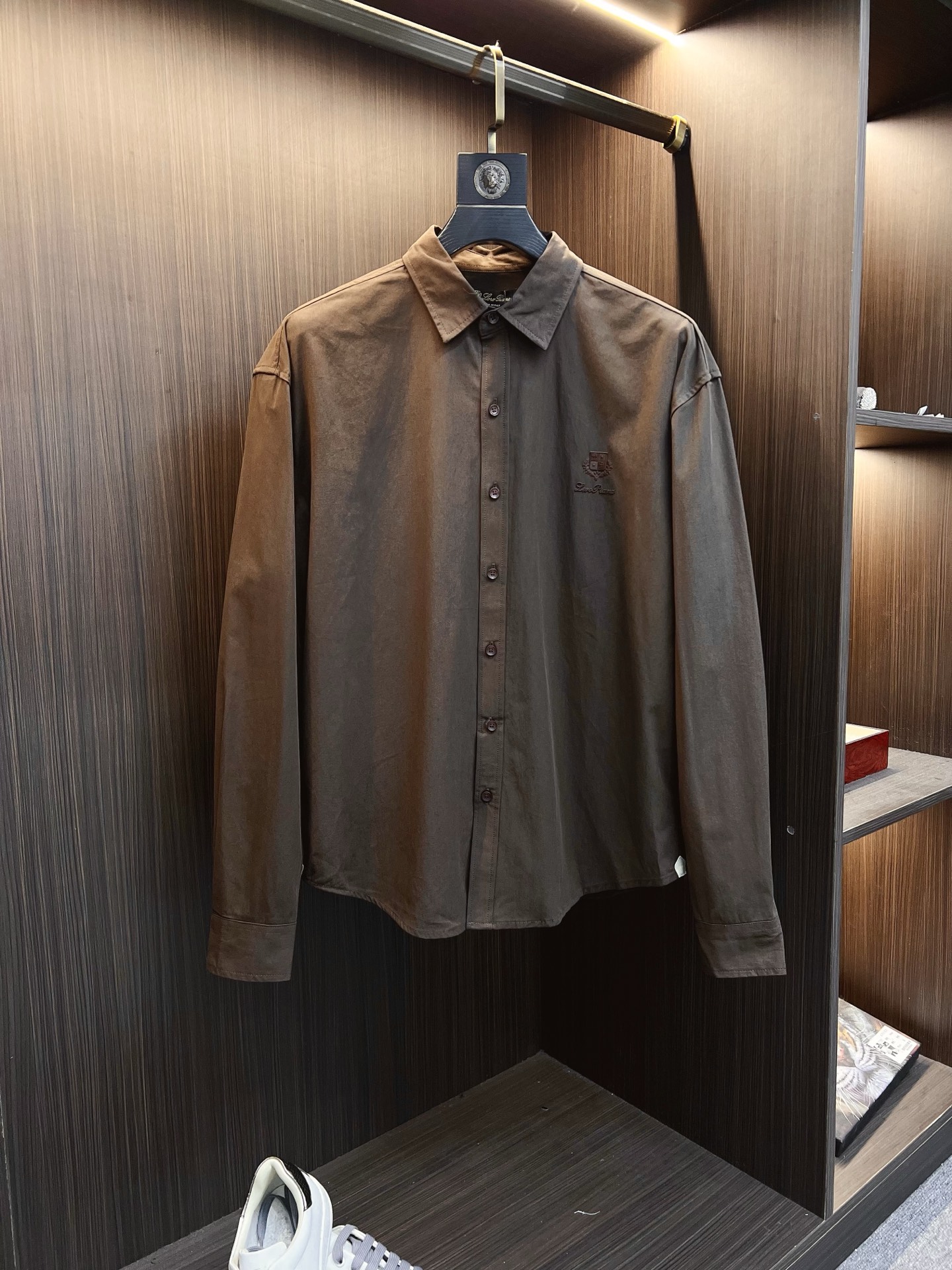 NO:569187,LFW new autumn and winter high-density twill cotton lapel shirt, men's three-dimensional rubber logo loose casual long-sleeved shirt!  Trading company channels are rare and available on the official website simultaneously!  In the vast world of fashion, there are always some items that are like bright stars, attracting everyone's attention with their unique charm!  And this shirt is such an eye-catching existence. From the fabric to the details, every aspect of it shows unparalleled sophistication and luxury!  This shirt is made of imported high-density twill cotton. The high-density weaving process gives it a thick and crisp character. The whole shirt can perfectly fit the curves of the body when worn behind the back without appearing tight. It always maintains an elegant and crisp posture!  The unique three-dimensional rubber letter logo on the chest instantly attracted everyone's attention. The surface of the letters has unique textures. These textures are like traces of careful carving by artists, adding a high-level sense of detail to the entire logo!  Customized brand-engraved mother-of-pearl buttons, each button is like a treasure picked from the deep sea. The mother-of-pearl material gives the buttons a warm luster, and when illuminated by light, they will emit a soft and charming light!  Loose-cut tailoring is undoubtedly a fashion trend. It breaks the constraints of traditional shirts and gives the body enough free space!  Black/white/coffee, three colors included!  Sizes S-XL S size shoulder width 55cm-bust 116cm-shirt length 74cm-sleeve length 62cm M size shoulder width 56cm-chest 120cm-shirt length 76cm-sleeve length 63cm L size shoulder width 57cm-bust 124cm-shirt length 78cm-sleeve length 64cm XL size shoulder width 58cm-chest 128cm-shirt length 80cm-sleeve length 65cm  Recommended size (loose fit) If you are 174-140 pounds tall, try on size S which is suitable!  Boys weighing less than 145 kilograms should choose S size, 145-160 kilograms should choose M size, 160-175 kilograms should choose L size, and 175-190 kilograms should choose XL size!  ,,shirts,alexander wang19860909LFW秋冬新款高密度斜纹棉质翻领衬衣,男士立体橡胶标识宽松休闲长袖衬衫！贸易公司渠道稀出,同步官网发售！在时尚的广袤天地中,总有一些单品宛如璀璨星辰,以独特的魅力吸引着众人的目光！而这款衬衫便是这样一件令人瞩目的存在,它从面料到细节,每一处都彰显着无与伦比的精致与奢华！ 这款衬衫采用客供进口高密度斜纹棉布,高密度的编织工艺赋予了它厚实挺括的特质,使得整件衬衫穿上身后,能够完美地贴合身体曲线,却又不会显得紧绷,始终保持着一种优雅的挺括姿态！胸前独特的立体橡胶字母标识,瞬间吸引了所有人的注意,字母表面有着独特的纹理,这些纹理如同艺术家精心雕琢的痕迹,为整个标识增添了一份高级的细节感！客供定制的品牌刻印母贝扣,每一颗扣子都像是从深海中采撷而来的珍宝,母贝的材质赋予了扣子温润的光泽,在光线的照耀下,会散发出柔和而迷人的光芒！宽松版型裁剪无疑是一种时尚的潮流.它打破了传统衬衫的束缚感,给予身体足够的自由空间！黑色/白色/咖啡色,三色入！尺码S-XL S码肩宽55cm-胸围116cm-衣长74cm-袖长62cm  M码肩宽56cm-胸围120cm-衣长76cm-袖长63cm  L码肩宽57cm-胸围124cm-衣长78cm-袖长64cm  XL码肩宽58cm-胸围128cm-衣长80cm-袖长65cm  尺码推荐（宽松版型） 身高174-140斤,试穿S码合适！ 男生体重145斤以内选择S码,145-160斤选择M码,160-175斤选择L码,175-190斤选择XL码！,,shirts,alexander wang,Men's clothing