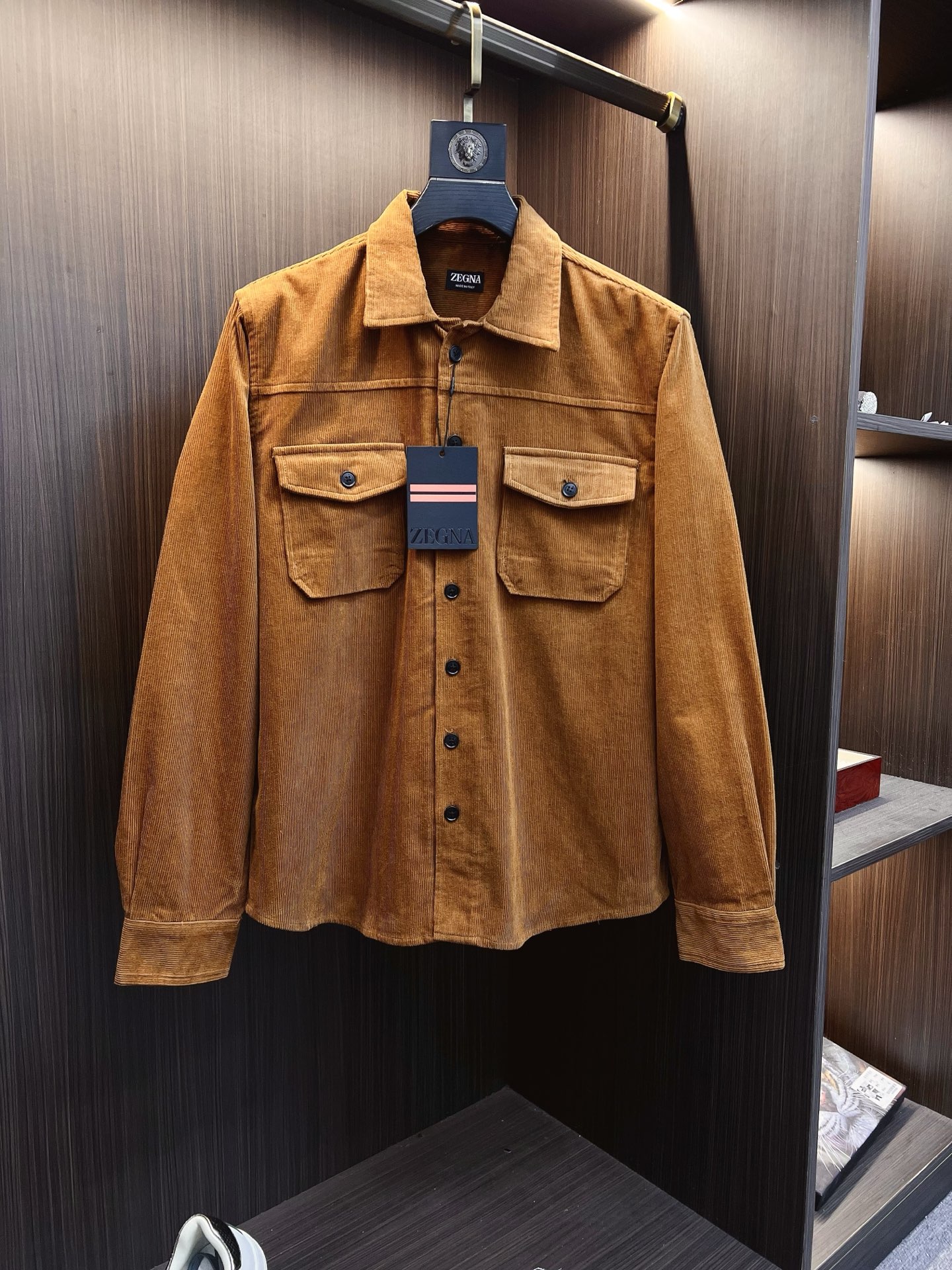 NO:569183,EZ25FW new autumn and winter corduroy cotton lapel shirt, men's classic double pocket loose casual striped long-sleeved shirt!  Trading company channels are rare and available on the official website simultaneously!  In the vast world of fashion, there are always some items that can stand out with their unique charm and become the focus of everyone's attention. The Z corduroy shirt is one of them!  It is like a bright star, exuding a unique light among many clothes, attracting every soul pursuing quality and fashion!  The shirt is made of custom-made corduroy cotton. The vertical stripes on the surface of the fabric are clearly visible, just like the delicate traces left by the years. Each stripe tells a unique story!  The texture is crisp, and you can show a neat and elegant temperament without too much modification when wearing it!  The classic double pocket design on the chest is not a simple decoration. It is not only practical, but also visually adds a rich sense of layering to the shirt!  Each horn buckle engraved with the brand's logo has been carefully selected and produced. Its surface is smooth and delicate, and its texture is clear and natural!  The carving of the brand logo is even more meticulous, and every letter is clearly legible, highlighting the high-end quality and unique charm of the brand!  The loose fit design breaks the constraints of traditional shirts and gives people a sense of freedom and spontaneity!  It doesn't care about your body shape. No matter you are tall and slender or small and exquisite, you can easily control it. Wearing it, you can stretch your body to your heart's content without worrying about the tightness of the clothes!  Black/brown/coffee, three colors included!  Sizes S-XL S size shoulder width 46cm - chest circumference 110cm - dress length 73cm - sleeve length 64cm M size shoulder width 47cm - chest circumference 114cm - dress length 74cm - sleeve length 65cm L size shoulder width 48cm - chest circumference 118cm - dress length 75cm - sleeve length 66cm XL size shoulder width 50cm - chest circumference 122cm - dress length 77cm - sleeve length 67cm  Recommended size (loose fit) If you are 174-140 pounds tall, try on size M, which is suitable!  For boys weighing less than 138 pounds, choose size S, between 138-153 pounds, choose size M, between 153-168 pounds, choose size L, and between 168-183 pounds, choose size XL!  ,,shirts,alexander wang19860909EZ25FW秋冬新款灯芯绒全棉翻领衬衣,男士经典双口袋宽松休闲条纹长袖衬衫！贸易公司渠道稀出,同步官网发售！在时尚的广袤天地中,总有一些单品能够凭借独特魅力脱颖而出,成为众人瞩目的焦点,Z家灯芯绒衬衫便是其中之一！它宛如一颗璀璨的星辰,在众多服饰中散发着独有的光芒,吸引着每一个追求品质与时尚的灵魂！ 该衬衫采用客供定制灯芯绒全棉材质,其面料表面竖条纹肌理清晰可见,如同岁月留下的精致痕迹,每一道条纹都诉说着独特的故事！质地挺括,穿上它无需过多的修饰,便能展现出一种利落、大方的气质！胸前经典的双口袋设计并非简单的装饰,不仅具有实用性,更在视觉上为衬衫增添了丰富的层次感！刻有品牌Logo的牛角扣,每一颗牛角扣都经过精心挑选和制作,其表面光滑细腻,纹理清晰自然！品牌Logo的雕刻更是精细入微,每一个字母都清晰可辨,彰显着品牌的高端品质和独特魅力！宽松版型的设计,这种版型打破了传统衬衫的束缚感,给人一种自由、随性的感觉！它不挑身材,无论你是高挑修长,还是小巧玲珑,都能轻松驾驭,穿上它你可以尽情地舒展身体,无需担心衣服的紧绷感！黑色/棕色/咖啡,三色入！尺码S-XL S码肩宽46cm-胸围110cm-衣长73cm-袖长64cm M码肩宽47cm-胸围114cm-衣长74cm-袖长65cm L码肩宽48cm-胸围118cm-衣长75cm-袖长66cm XL码肩宽50cm-胸围122cm-衣长77cm-袖长67cm 尺码推荐（宽松版型） 身高174-140斤,试穿M码合适！ 男生体重138斤以内选择S码,138-153斤选择M码,153-168斤选择L码,168-183斤选择XL码！,,shirts,alexander wang,Men's clothing