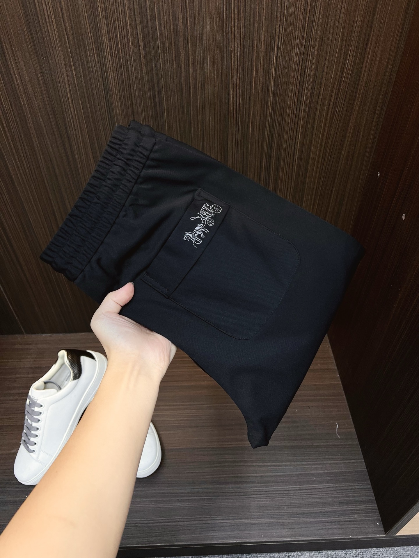 NO:569161,Coach, 2025 early autumn new casual pants, original goods, simple and comfortable, unique design, creating simple lines, not picky, original customized fabric, excellent comfort, super fit, 2 colors recommended, size M-3XL,, coach, coach, alexander wang19860909Coach 蔻驰,2025早秋新款休闲裤,原单狠货,简约舒适,独特设计,缔造简约线条感,版型不挑人,原版定制面料,舒适度极佳,版型超级赞,2色推荐,码数M-3XL,,coach,coach,alexander wang,Men's clothing