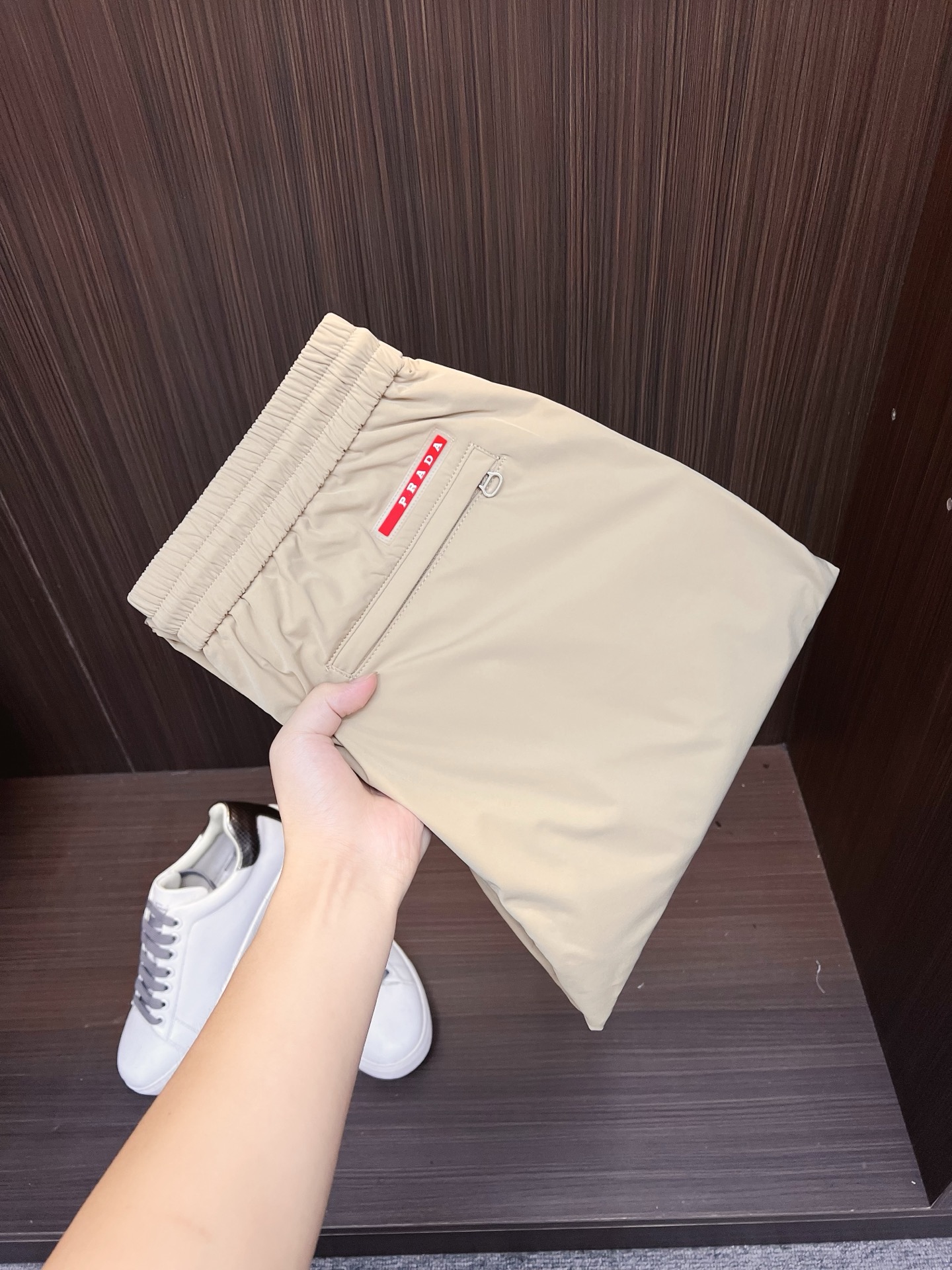 NO:569166,Photo details PRADA 2025 autumn and winter new style. Imported fabrics, simple and versatile style, easy to wear, full of details!  The pockets on both sides of the trousers are very bright, but they don’t look too high-profile. The upper body is handsome and stylish, with full accent. The workmanship of the waist, the overall tailoring, and the upper body effect are impeccable, and the version is superb; whether it is for work or leisure, it can be perfectly controlled. Color Black Khaki Size M-3XL, prada, alexander wang19860909合照细节 PRADA 2025秋冬新款.进口面料款式简约百搭款,不挑人穿,细节感十足！裤身口袋两侧非常有亮点,但也不会显得过于高调.上身帅气有型,腔调十足.腰头的做工,整体的剪裁,上身效果都无可挑剔,版型超赞；无论是上班还是休闲,都可以完美驾驭. 颜色黑色 卡其 码数M-3XL,,prada,alexander wang,Men's clothing