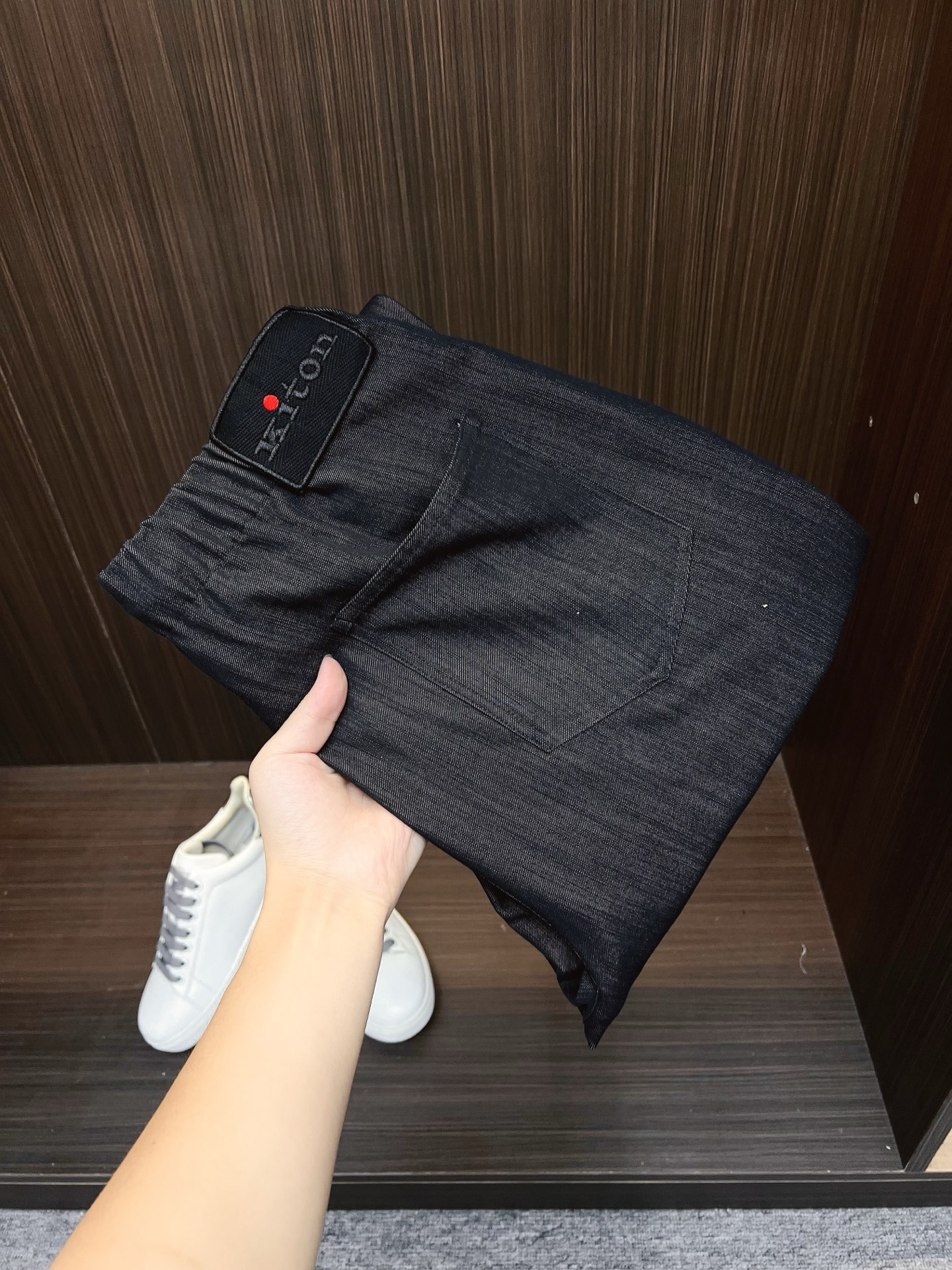 NO:569181,KITON25FW new autumn and winter densely woven chinos drawstring casual pants, men's classic red label decoration, fashionable and versatile casual trousers and nine-cent pants!  Trading company channels are rare, leading official website sales!  Kiton's new casual pants have become a classic in the fashion industry with their top-notch fabrics, classic details and simple and elegant straight fit!  This trousers are made of custom-made densely woven twill cotton. Each cotton fiber has been carefully selected and specially treated, giving the fabric a unique texture!  Not only does it feel great to the touch, it also has excellent stiffness. Whether you sit at work for a long time or enjoy outdoor activities, it can always maintain a perfect shape without wrinkles or deformation!  The eye-catching red label on the placket, like a flashing signal light in the night sky, instantly attracts people's attention!  The iconic red buttons and the design of the drawstring clock are designed in red that echoes the buttons, perfectly integrating with the overall style!  The embroidered nameplate on the back waist uses exquisite embroidery technology to perfectly present the brand logo on it. Every stitch and line is delicate and precise, as if it was carefully painted on the canvas by a highly skilled painter!  The straight-leg design seems simple, but it contains endless fashion wisdom. It has neither an overly exaggerated slim design nor an overly loose and procrastinating feel. Instead, it uses a just-right width to show a simple yet grand fashion style!  Black/blue, two colors available!  Size M-3XL M size waist 74/78cm - hip 98cm - front 32cm - thigh 60cm - trouser length 96cm - trouser leg 34cm L size waist 78/82cm - hip 102cm - front 33cm - thigh 62cm - trouser length 97cm - trouser leg 35cm  XL size waist 82/86cm - hip 106cm - front 34cm - thigh 64cm - trouser length 98cm - trouser leg 36cm XXL size waist 86/90cm - hip 110cm - front 35cm - thigh 66cm - trouser length 99cm - trouser leg 37cm  3XL size waist 90/94cm - hip 114cm - front 35cm - thigh 68cm - trouser length 100cm - trouser leg 38cm Recommended size (standard version) Height 174-140 catties, try on L size!  Boys weighing less than 130 pounds should choose M size, 130-142 pounds should choose L size, 142-155 pounds should choose XL size, 155-168 pounds should choose XXL size, and 168-183 pounds should choose 3XL size!  ,,alexander wang19860909KITON25FW秋冬新款密织斜纹棉布抽绳休闲裤,男士经典红色标签装饰时尚百搭休闲长裤九分裤！贸易公司渠道稀出,领先官网发售！Kiton新款休闲裤以其顶级的面料、经典的细节和简约大气的直筒版型,成为了时尚界的经典之作！ 这款裤装采用客供定制密织斜纹棉布,每一根棉纤维都经过精心挑选和特殊处理,使得面料具有一种独特的质感！不仅触感绝佳,还具备出色的挺括性,无论你是长时间坐着办公,还是在户外尽情活动,它都能始终保持完美的形状,不会出现褶皱或变形的情况！门襟处醒目的红色标签,如同夜空中闪烁的信号灯,瞬间吸引了人们的目光！而标志性的红色纽扣以及抽绳吊钟的设计,采用了与纽扣相呼应的红色,与整体风格完美融合！ 后腰处的刺绣铭牌,采用了精湛的刺绣工艺,将品牌标志完美地呈现在上面,每一针每一线都细腻而精准,仿佛是一位技艺高超的画家在画布上精心描绘！直筒版型设计看似简单,却蕴含着无尽的时尚智慧,它没有过于夸张的修身设计,也没有过于宽松的拖沓感,而是以一种恰到好处的宽度,展现出一种简约而不失大气的时尚风格！黑色/蓝色,两色入！尺码M-3XL M码腰围74/78cm-臀围98cm-前档32cm-大腿围60cm-裤长96cm-裤脚34cm L码腰围78/82cm-臀围102cm-前档33cm-大腿围62cm-裤长97cm-裤脚35cm XL码腰围82/86cm-臀围106cm-前档34cm-大腿围64cm-裤长98cm-裤脚36cm XXL码腰围86/90cm-臀围110cm-前档35cm-大腿围66cm-裤长99cm-裤脚37cm 3XL码腰围90/94cm-臀围114cm-前档35cm-大腿围68cm-裤长100cm-裤脚38cm 尺码推荐（标准版型） 身高174-140斤,试穿L码合适！ 男生体重130斤以内选择M码,130-142斤选择L码,142-155斤选择XL码,155-168斤选择XXL码,168-183斤选择3XL码！,,alexander wang,Men's clothing