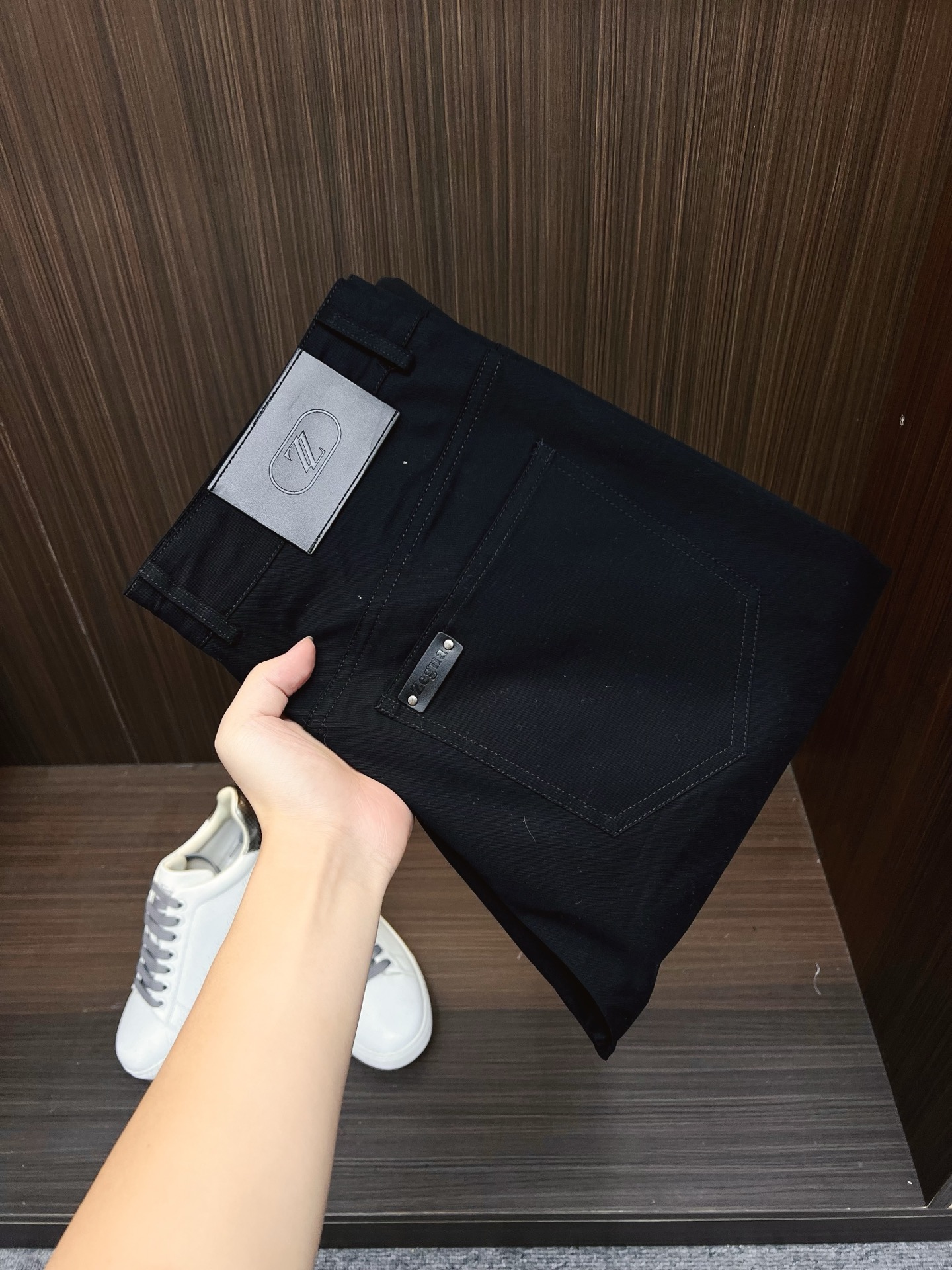 NO:569185,EZ25FW new autumn and winter high-density twill cotton straight casual pants, men's pocket embroidered logo fashionable and versatile casual trousers and nine-cent pants!  Trading company channels are rare and available on the official website simultaneously!  In today's fashion era that pursues individuality and quality, a pair of pants that can not only show unique taste but also provide a comfortable wearing experience is particularly important!  Z’s new straight-leg casual trousers are undoubtedly the first choice for men!  This trousers is made of high-density twill cotton, which is not only soft, but its high-density properties give it excellent durability and is not easy to wear and pill, so it can accompany you for a long time!  The texture is crisp and stylish. When you put it on, the trouser legs will sag naturally, and the lines are straight and smooth without any drag, as if they are carefully carved works of art!  The whole is full of fashionable design, and every detail has been carefully polished, highlighting a unique status symbol!  The metal badge and leather label nameplate at the waistband exude a mysterious and noble atmosphere!  The iconic letter logo embroidery on the pocket uses exquisite skills to vividly present the letter logo on the pocket. The embroidery stitches are fine and even, as if it is a work of art!  The casual straight-leg design can be said to be a classic among classics. It neither restricts the body like tight pants and makes you feel uncomfortable, nor is it too loose like wide-leg pants and looks dragging!  It maintains just the right amount of space between the trouser legs and legs, which can not only modify the leg shape and make your legs look straighter and slender, but also allow you to move freely without any restrictions!  Black/apricot, two colors available!  Size M-3XL M size waist 78cm - hip 94cm - front 31cm - thigh 60cm - trouser length 96cm - trouser leg 33cm L size waist 82cm - hip 98cm - front 32cm - thigh 62cm - trouser length 97cm - trouser leg 34cm  XL size waist 86cm - hip 102cm - front 33cm - thigh 64cm - trouser length 98cm - trouser leg 35cm XXL size waist 90cm - hip 106cm - front 34cm - thigh 66cm - trouser length 99cm - trouser leg 36cm  3XL size waist 94cm - hip 110cm - front 34cm - thigh 68cm - trouser length 100cm - trouser leg 37cm   Recommended size (standard version) If you are 174-140 pounds tall, try on size L which is suitable!  Boys weighing less than 133 pounds should choose M size, 133-145 pounds should choose L size, 145-158 pounds should choose XL size, 158-172 pounds should choose XXL size, and 172-186 pounds should choose 3XL size!  ,,alexander wang19860909EZ25FW秋冬新款高密度斜纹棉质直筒休闲裤,男士口袋刺绣标识时尚百搭休闲长裤九分裤！贸易公司渠道稀出,同步官网发售！在当今这个追求个性与品质的时尚时代,一条既能彰显独特品味,又具备舒适穿着体验的裤子显得尤为重要！Z家全新直筒休闲裤装,无疑是各位男士的首选单品！ 这款裤装采用高密度斜纹棉布,它又不仅仅只有柔软,高密度的特性赋予了它出色的耐用性,不易磨损和起球,能够陪伴你走过漫长的时光！质地挺括有型,穿上它裤腿自然下垂,线条笔直流畅,没有丝毫的拖沓感,仿佛是经过精心雕琢的艺术品！整体充满了时尚的设计感,每一个细节都经过精心打磨,彰显着独特的身份象征！裤腰处的金属徽章与皮标铭牌,散发着神秘而高贵的气息！口袋处的标志性字母Logo刺绣,运用精湛的技艺,将字母 Logo栩栩如生地呈现在口袋上,刺绣的针脚细密均匀,仿佛是巧夺天工的艺术品！休闲直筒版型设计可谓是经典中的经典,它既不像紧身裤那样束缚身体,让你感到不适,也不像阔腿裤那样过于宽松,显得拖沓！让裤腿与腿部之间保持了恰到好处的空间,既能够修饰腿型,让你的双腿看起来更加笔直修长,又能够让你自由活动,不受任何限制！黑色/杏色,两色入！尺码M-3XL M码腰围78cm-臀围94cm-前档31cm-大腿围60cm-裤长96cm-裤脚33cm L码腰围82cm-臀围98cm-前档32cm-大腿围62cm-裤长97cm-裤脚34cm XL码腰围86cm-臀围102cm-前档33cm-大腿围64cm-裤长98cm-裤脚35cm XXL码腰围90cm-臀围106cm-前档34cm-大腿围66cm-裤长99cm-裤脚36cm 3XL码腰围94cm-臀围110cm-前档34cm-大腿围68cm-裤长100cm-裤脚37cm 尺码推荐（标准版型） 身高174-140斤,试穿L码合适！ 男生体重133斤以内选择M码,133-145斤选择L码,145-158斤选择XL码,158-172斤选择XXL码,172-186斤选择3XL码！,,alexander wang,Men's clothing