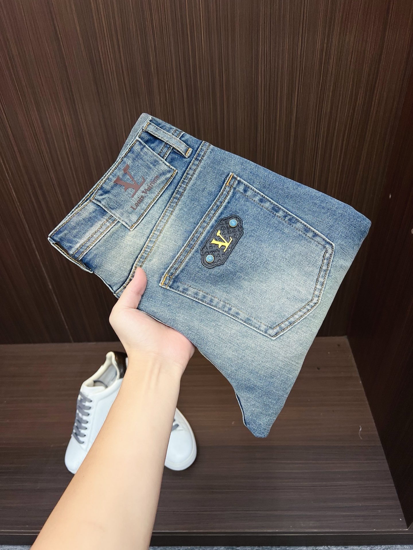 NO:569189,1V25FW new autumn and winter blue washed white cotton jeans, men's gem leather label nameplate fashionable and versatile slim denim trousers!  Trading company channels are rare, leading official website sales!  V's new straight-leg jeans have become a classic in the fashion industry with their unique fabric technology, ingenious brand logo design, finishing touch of gemstone embellishments and perfect slim straight fit!  These jeans are made of custom-made blue denim denim fabric. Every inch of the fabric has been carefully selected, and the fineness and toughness of its fibers have reached an almost perfect state!  The unique and exquisite washing and whitening process presents a natural and layered whitening effect. It is not a simple lightening of the color, but a gentle mark left by the years on the jeans. Every whitening mark is unique and full of story!  The brand logo design in the details is even more original. The exquisite offset V logo on the front pocket echoes the metal leather label on the back pocket, which seems to tell the long history and excellent quality of this brand!  If the fabric and brand logo design have made these jeans outstanding enough, then the embellishment of gem elements in the details is the finishing touch. Several exquisite gems are cleverly inlaid in certain key parts of the jeans. These gems are not ordinary decorations, but carefully selected high-quality gems!  The slim straight fit is like a skilled tailor, carefully designed according to the curves and proportions of the human body. When you put on these jeans, they will fit your leg lines perfectly, neither being too tight to make you feel restricted, nor too loose to make you look bloated!  Size 30-38 (no 35) Size 30 waist 76cm - hip 96cm - front 26cm - thigh 56cm - trouser length 99cm - trouser leg 34cm Size 31 waist 79cm - hip 98cm - front 27cm - thigh 57cm - trouser length 100cm - trouser leg 35cm  Size 32 waist 82cm - hip 101cm - front 27cm - thigh 58cm - trouser length 100cm - trouser leg 36cm Size 33 waist 85cm - hip 104cm - front 28cm - thigh 59cm - trouser length 101cm - trouser leg 37cm  Size 34 waist 88cm - hip 107cm - front 28cm - thigh 60cm - trouser length 101cm - trouser leg 37cm Size 36 waist 92cm - hip 110cm - front 29cm - thigh 62cm - trouser length 102cm - trouser leg 38cm Size 38, waist circumference 96cm - hip circumference 112cm - front part 29cm - thigh circumference 64cm - trouser length 102cm - trouser leg 38cm Recommended size (standard version) Height 174-140 catties, try on size 32 which is suitable!  For boys weighing less than 130 pounds, choose size 30, between 130 and 138 pounds, choose size 31, between 138 and 148 pounds, choose size 32, between 148 and 158 pounds, choose size 33, between 158 and 168 pounds, choose size 34, between 168 and 178 pounds, choose size 36, and between 178 and 188 pounds, choose size 38!  ,,jeans,alexander wang198609091V25FW秋冬新款蓝色水洗磨白棉质牛仔裤,男士宝石皮标铭牌时尚百搭修身牛仔长裤！贸易公司渠道稀出,领先官网发售！V家新款直筒牛仔裤以其独特的面料工艺、独具匠心的品牌标识设计、点睛之笔的宝石元素点缀以及完美的修身直筒版型,成为了时尚界的经典之作！ 这款牛仔裤采用客供定制蓝色丹宁牛仔面料,每一寸面料都经过精心挑选,其纤维的细腻程度和韧性都达到了近乎完美的状态！独特而精妙的水洗磨白工艺处理,呈现出自然而富有层次感的磨白效果,并非是简单的颜色变浅,而是仿佛岁月在牛仔裤上留下的温柔印记,每一处磨白的痕迹都独一无二,充满了故事感！细节之处的品牌标识设计更是独具匠心,前幅口袋处精致的胶印V标识,与后兜金属皮标相呼应,仿佛是在诉说着这个品牌悠久的历史和卓越的品质！ 如果说面料和品牌标识设计已经让这条牛仔裤足够出众,那么细节处的宝石元素点缀则堪称是点睛之笔,在牛仔裤的某些关键部位巧妙地镶嵌着几颗精致的宝石,这些宝石并非是普通的装饰品,而是经过精心挑选的高品质宝石！修身直筒版型就像是一位技艺高超的裁缝,根据人体的曲线和比例精心设计而成,当你穿上这条牛仔裤时,它会完美地贴合你的腿部线条,既不会过于紧身让你感到束缚,也不会过于宽松而显得臃肿！尺码30-38（无35） 30码腰围76cm-臀围96cm-前档26cm-大腿围56cm-裤长99cm-裤脚34cm 31码腰围79cm-臀围98cm-前档27cm-大腿围57cm-裤长100cm-裤脚35cm 32码腰围82cm-臀围101cm-前档27cm-大腿围58cm-裤长100cm-裤脚36cm 33码腰围85cm-臀围104cm-前档28cm-大腿围59cm-裤长101cm-裤脚37cm 34码腰围88cm-臀围107cm-前档28cm-大腿围60cm-裤长101cm-裤脚37cm 36码腰围92cm-臀围110cm-前档29cm-大腿围62cm-裤长102cm-裤脚38cm 38码腰围96cm-臀围112cm-前档29cm-大腿围64cm-裤长102cm-裤脚38cm 尺码推荐（标准版型） 身高174-140斤,试穿32码合适！ 男生体重130斤以内选择30码,130-138斤选择31码,138-148斤选择32码,148-158斤选择33码,158-168斤选择34码,168-178斤选择36码,178-188斤选择38码！,,jeans,alexander wang,Men's clothing