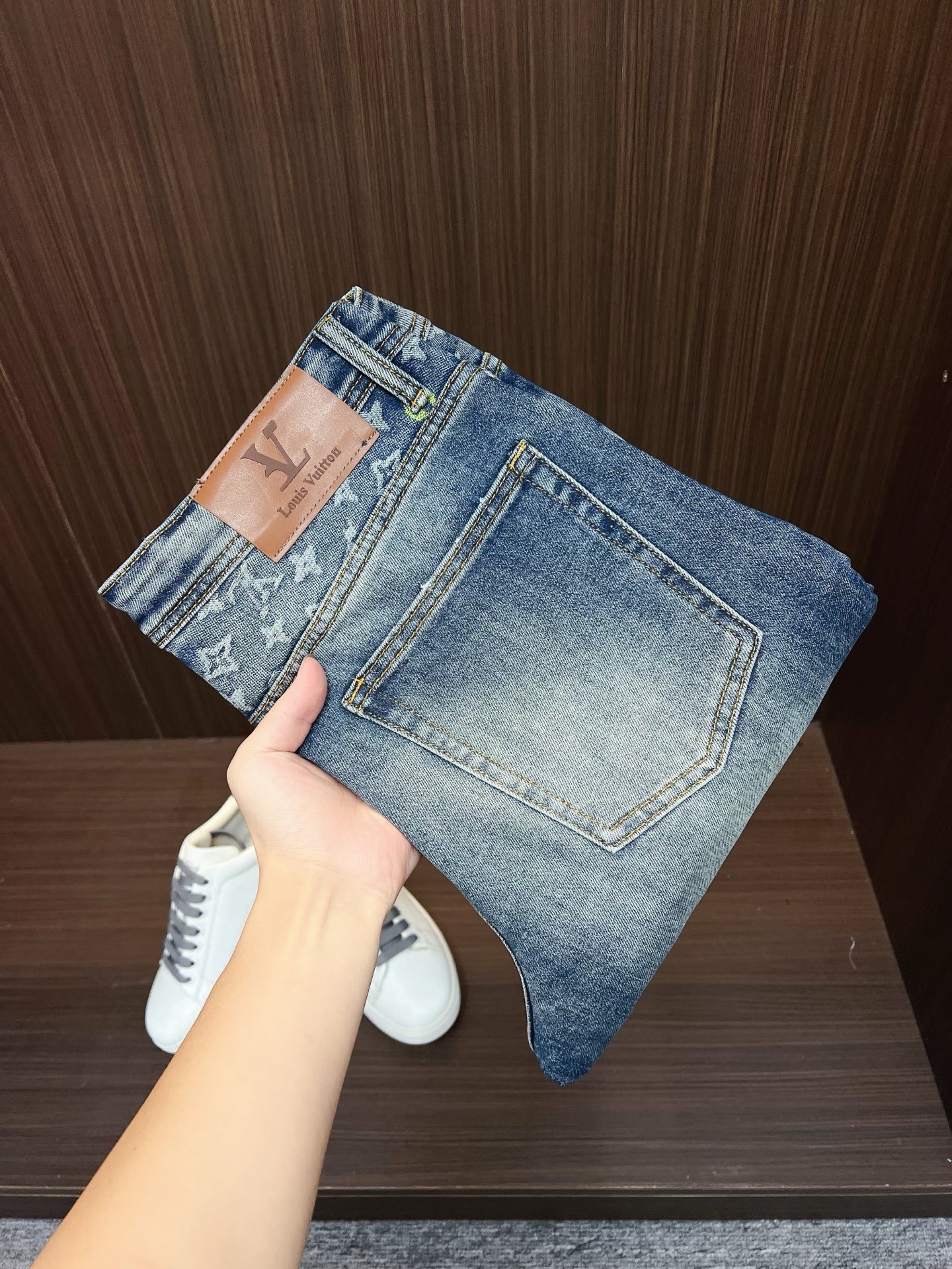 NO:569192,L’s counter’s latest jeans of the same style. The fabrics and styles are excellent. They are easy to wear regardless of your figure. There are not many restrictions on matching. They can be used casually and simply to complement other items to show your own style and posture. They can be matched with any style of items, including various T-shirts/shirts and knitted jackets. You no longer have to worry about matching when going out in daily life. 3 Sizes 30-38, louis vuitton, jeans, jackets &  coats,shirts,tees,t-shirt,alexander wang19860909L家专柜最新同款牛仔裤 面料版型做工绝绝子 好穿不挑身材在搭配上没有太多的限制 随意简洁的衬托其他单品,来展现自己的风格姿态～ 可以百搭任何风格的单品,搭配各种T恤／衬衫,针织外套都可,日常外出不必再为搭配而烦恼了3 尺码 30-38,,louis vuitton,jeans,jackets & coats,shirts,tees，t-shirt,alexander wang,Men's clothing