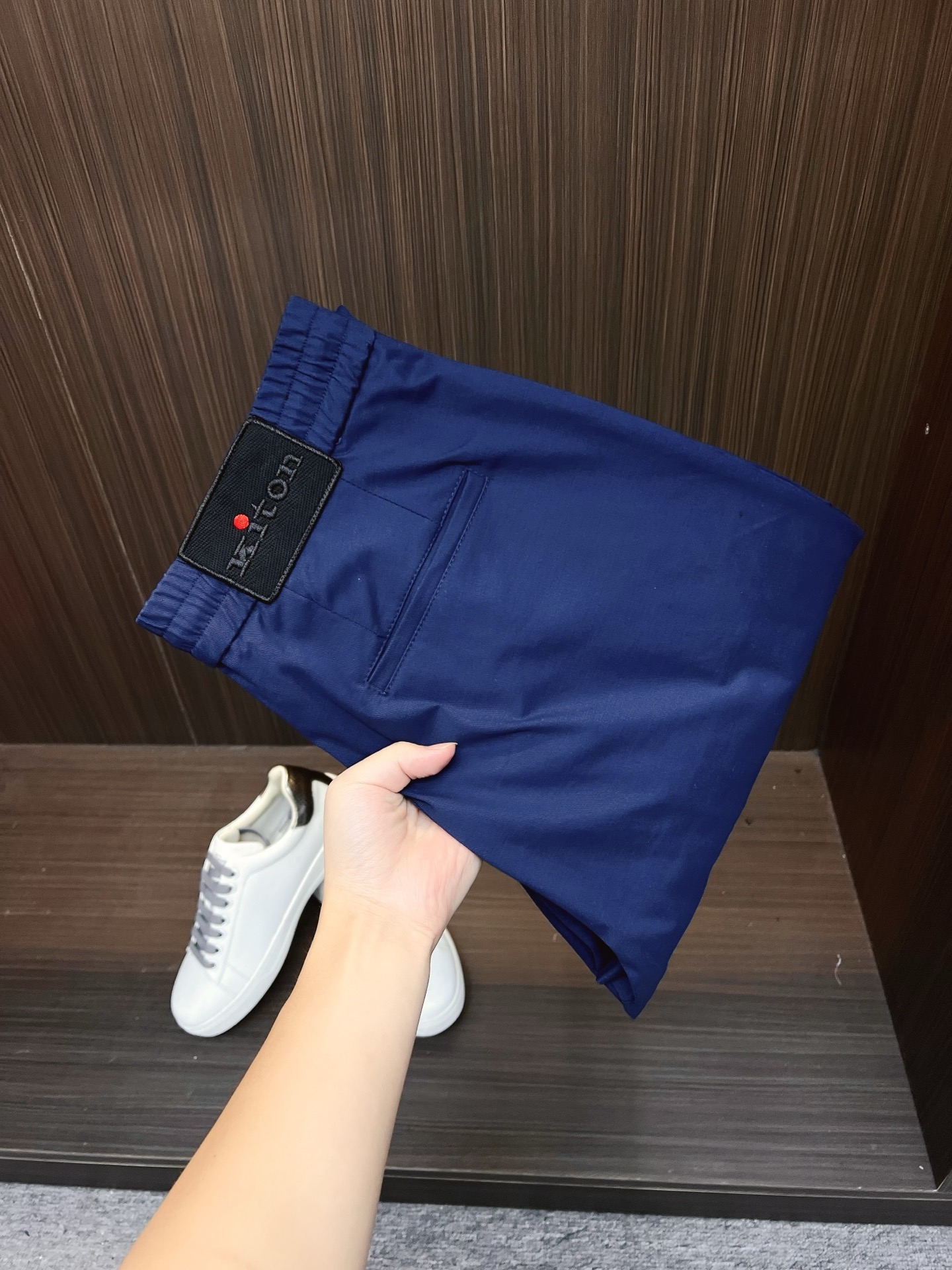 NO:569197,KITON25FW new autumn and winter densely woven chinos drawstring casual pants, men's classic red label decoration, fashionable and versatile casual trousers and nine-cent pants!  Trading company channels are rare, leading official website sales!  Kiton's new casual pants have become a classic in the fashion industry with their top-notch fabrics, classic details and simple and elegant straight fit!  This trousers are made of custom-made densely woven twill cotton. Each cotton fiber has been carefully selected and specially treated, giving the fabric a unique texture!  Not only does it feel great to the touch, it also has excellent stiffness. Whether you sit at work for a long time or enjoy outdoor activities, it can always maintain a perfect shape without wrinkles or deformation!  The eye-catching red label on the placket, like a flashing signal light in the night sky, instantly attracts people's attention!  The iconic red buttons and the design of the drawstring clock are designed in red that echoes the buttons, perfectly integrating with the overall style!  The embroidered nameplate on the back waist uses exquisite embroidery technology to perfectly present the brand logo on it. Every stitch and line is delicate and precise, as if it was carefully painted on the canvas by a highly skilled painter!  The straight-leg design seems simple, but it contains endless fashion wisdom. It has neither an overly exaggerated slim design nor an overly loose and procrastinating feel. Instead, it uses a just-right width to show a simple yet grand fashion style!  Black/blue, two colors included!  Size M-3XL M size waist 74/78cm - hip 98cm - front 32cm - thigh 60cm - trouser length 96cm - trouser leg 34cm L size waist 78/82cm - hip 102cm - front 33cm - thigh 62cm - trouser length 97cm - trouser leg 35cm  XL size waist 82/86cm - hip 106cm - front 34cm - thigh 64cm - trouser length 98cm - trouser leg 36cm XXL size waist 86/90cm - hip 110cm - front 35cm - thigh 66cm - trouser length 99cm - trouser leg 37cm  3XL size waist 90/94cm - hip 114cm - front 35cm - thigh 68cm - trouser length 100cm - trouser leg 38cm Recommended size (standard version) Height 174-140 catties, try on L size!  Boys weighing less than 130 pounds should choose M size, 130-142 pounds should choose L size, 142-155 pounds should choose XL size, 155-168 pounds should choose XXL size, and 168-183 pounds should choose 3XL size!  ,,alexander wang19860909KITON25FW秋冬新款密织斜纹棉布抽绳休闲裤,男士经典红色标签装饰时尚百搭休闲长裤九分裤！贸易公司渠道稀出,领先官网发售！Kiton新款休闲裤以其顶级的面料、经典的细节和简约大气的直筒版型,成为了时尚界的经典之作！ 这款裤装采用客供定制密织斜纹棉布,每一根棉纤维都经过精心挑选和特殊处理,使得面料具有一种独特的质感！不仅触感绝佳,还具备出色的挺括性,无论你是长时间坐着办公,还是在户外尽情活动,它都能始终保持完美的形状,不会出现褶皱或变形的情况！门襟处醒目的红色标签,如同夜空中闪烁的信号灯,瞬间吸引了人们的目光！而标志性的红色纽扣以及抽绳吊钟的设计,采用了与纽扣相呼应的红色,与整体风格完美融合！ 后腰处的刺绣铭牌,采用了精湛的刺绣工艺,将品牌标志完美地呈现在上面,每一针每一线都细腻而精准,仿佛是一位技艺高超的画家在画布上精心描绘！直筒版型设计看似简单,却蕴含着无尽的时尚智慧,它没有过于夸张的修身设计,也没有过于宽松的拖沓感,而是以一种恰到好处的宽度,展现出一种简约而不失大气的时尚风格！黑色/蓝色,两色入！尺码M-3XL M码腰围74/78cm-臀围98cm-前档32cm-大腿围60cm-裤长96cm-裤脚34cm L码腰围78/82cm-臀围102cm-前档33cm-大腿围62cm-裤长97cm-裤脚35cm XL码腰围82/86cm-臀围106cm-前档34cm-大腿围64cm-裤长98cm-裤脚36cm XXL码腰围86/90cm-臀围110cm-前档35cm-大腿围66cm-裤长99cm-裤脚37cm 3XL码腰围90/94cm-臀围114cm-前档35cm-大腿围68cm-裤长100cm-裤脚38cm 尺码推荐（标准版型） 身高174-140斤,试穿L码合适！ 男生体重130斤以内选择M码,130-142斤选择L码,142-155斤选择XL码,155-168斤选择XXL码,168-183斤选择3XL码！,,alexander wang,Men's clothing