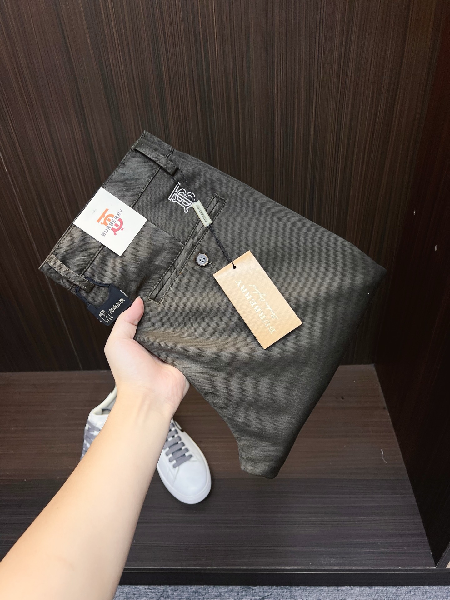 NO:691128,Burberry new arrivals 2025 autumn and winter new products are available at counters. The best casual pants counters in physical stores are original 1:1 good products, suitable for all ages. The highest version of European imported fabrics on the market. Comfortable, soft and skin-friendly, the upper body effect is super fashionable and versatile, straight and stylish, a wardrobe must-have!  Suitable for any occasion. Sizes: 30-38,,burberry,burberry,19860909Burberry 巴宝莉 新款来袭2025秋冬新款新品 专柜有售 实体店极品休闲裤专柜原版1:1好货,适合各个年龄段.市场最高版本的欧洲进口面料.舒适柔软亲肤,上身效果超级棒时尚百搭,笔挺有型,衣橱必备！适合任何场合穿着 尺码:30-38,,burberry,burberry,,Men's clothing