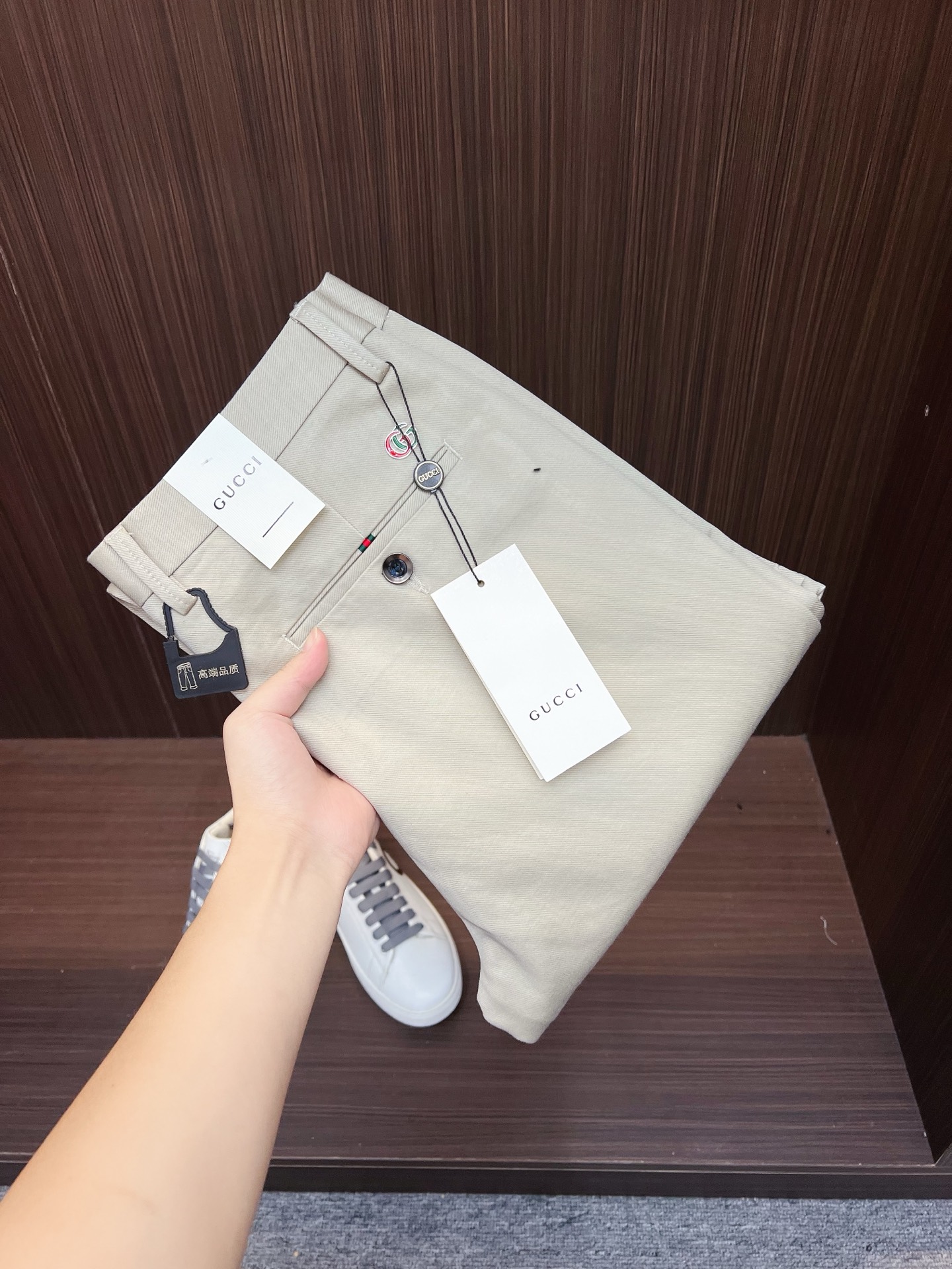 NO:691154,GUCCI Gucci new arrivals 2025 autumn and winter new products are available at counters. The best casual pants counters in physical stores are original 1:1 good products, suitable for all ages. The highest version of European imported fabrics on the market. Comfortable, soft and skin-friendly, the upper body effect is super fashionable and versatile, straight and stylish, a wardrobe must-have!  Suitable for any occasion. Sizes: 30-38, gucci,19860909GUCCI 古奇 新款来袭2025秋冬新款新品 专柜有售 实体店极品休闲裤专柜原版1:1好货,适合各个年龄段.市场最高版本的欧洲进口面料.舒适柔软亲肤,上身效果超级棒时尚百搭,笔挺有型,衣橱必备！适合任何场合穿着 尺码:30-38,,gucci,,Men's clothing