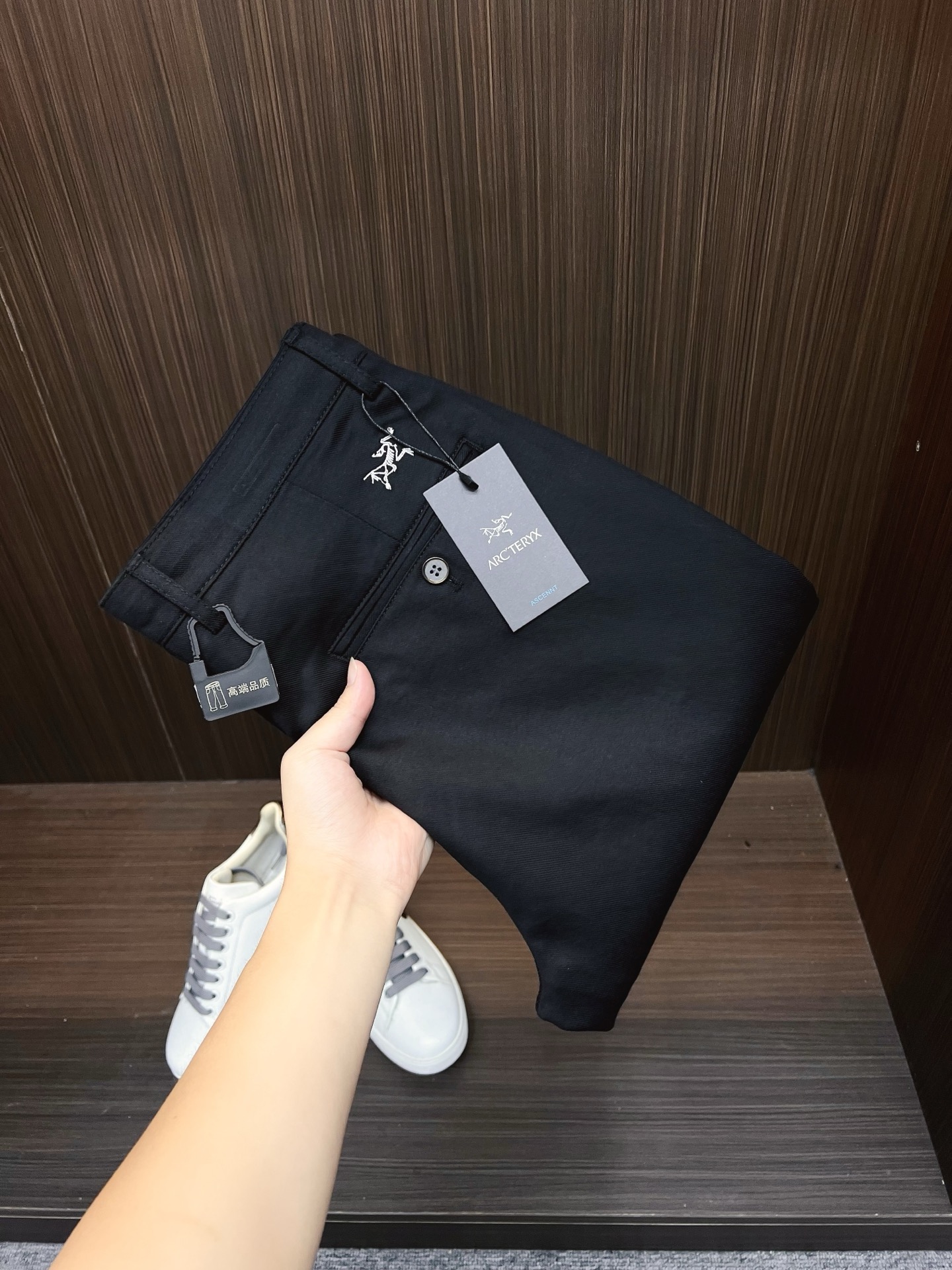 NO:691153,Arc'teryx's new arrival 2025 autumn and winter new products are available at counters. The best casual pants counters in physical stores are original 1:1 good products, suitable for all ages. The highest version of European imported fabrics on the market. Comfortable, soft and skin-friendly, the upper body effect is super fashionable and versatile, straight and stylish, a wardrobe must-have!  Suitable for any occasion Size: 30-38, arc'teryx,19860909始祖鸟 新款来袭2025秋冬新款新品 专柜有售 实体店极品休闲裤专柜原版1:1好货,适合各个年龄段.市场最高版本的欧洲进口面料.舒适柔软亲肤,上身效果超级棒时尚百搭,笔挺有型,衣橱必备！适合任何场合穿着 尺码:30-38,arc'teryx,,Men's clothing